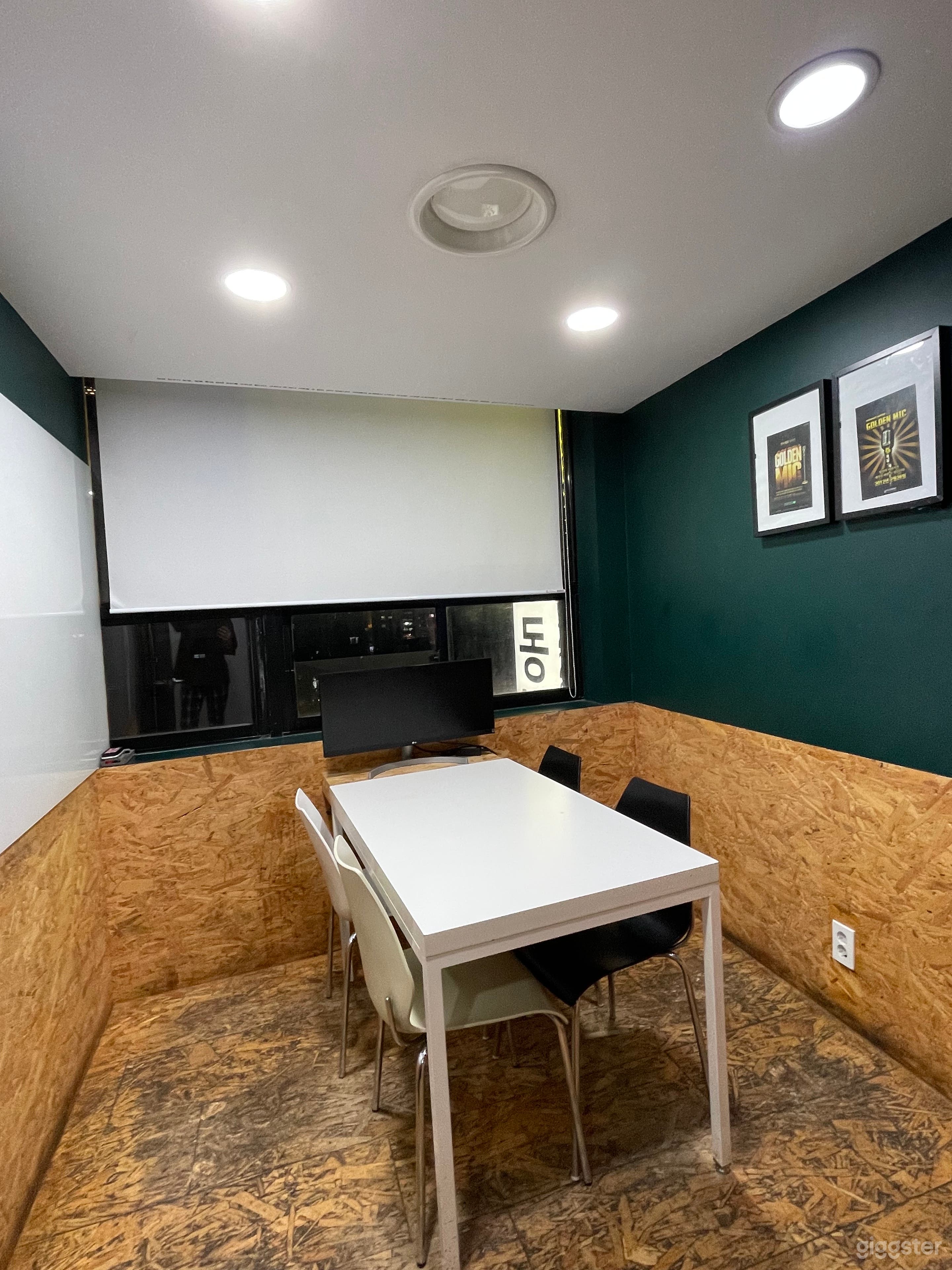 Simple Meeting Room Photo 4