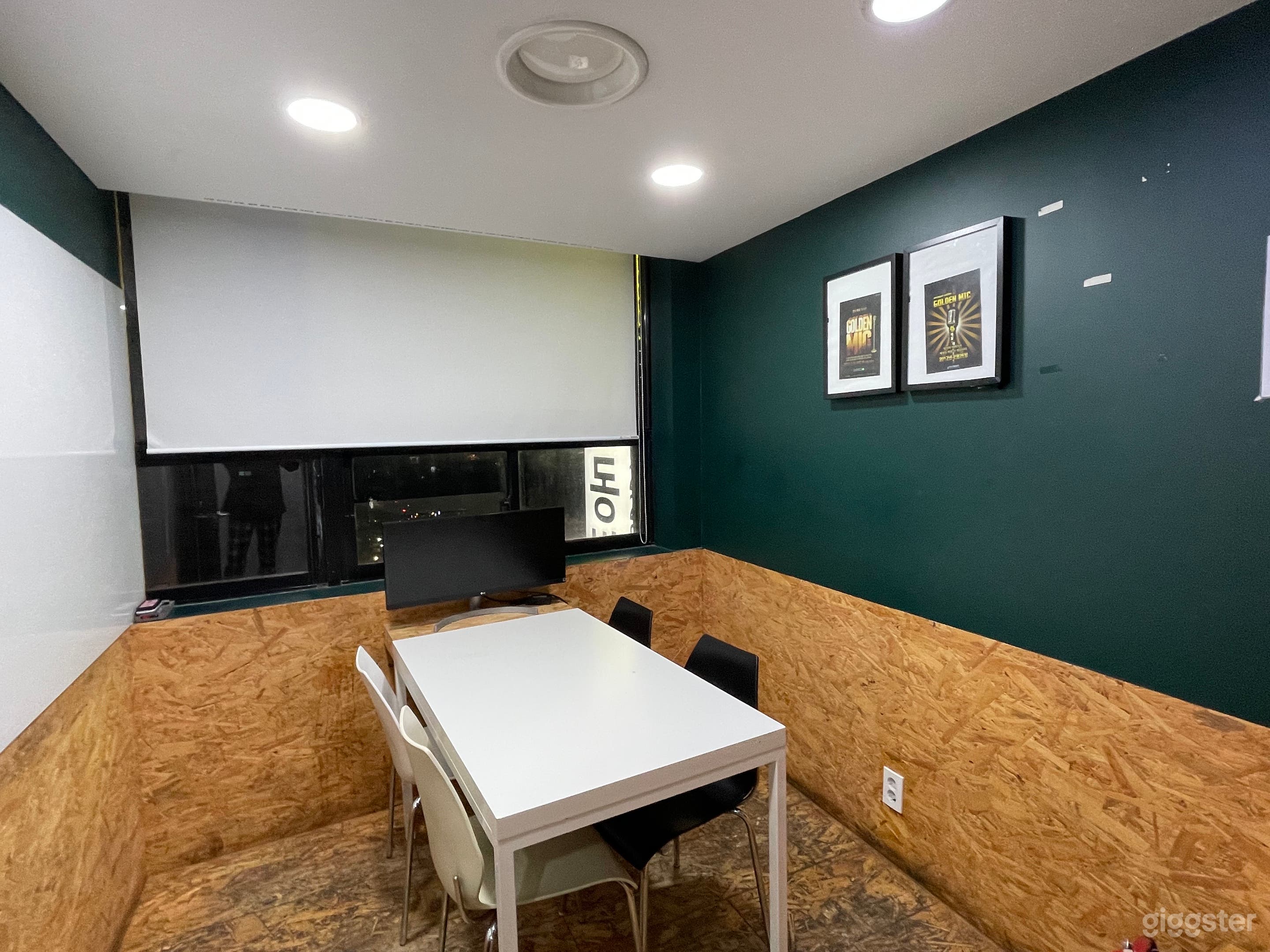 Simple Meeting Room Photo 3