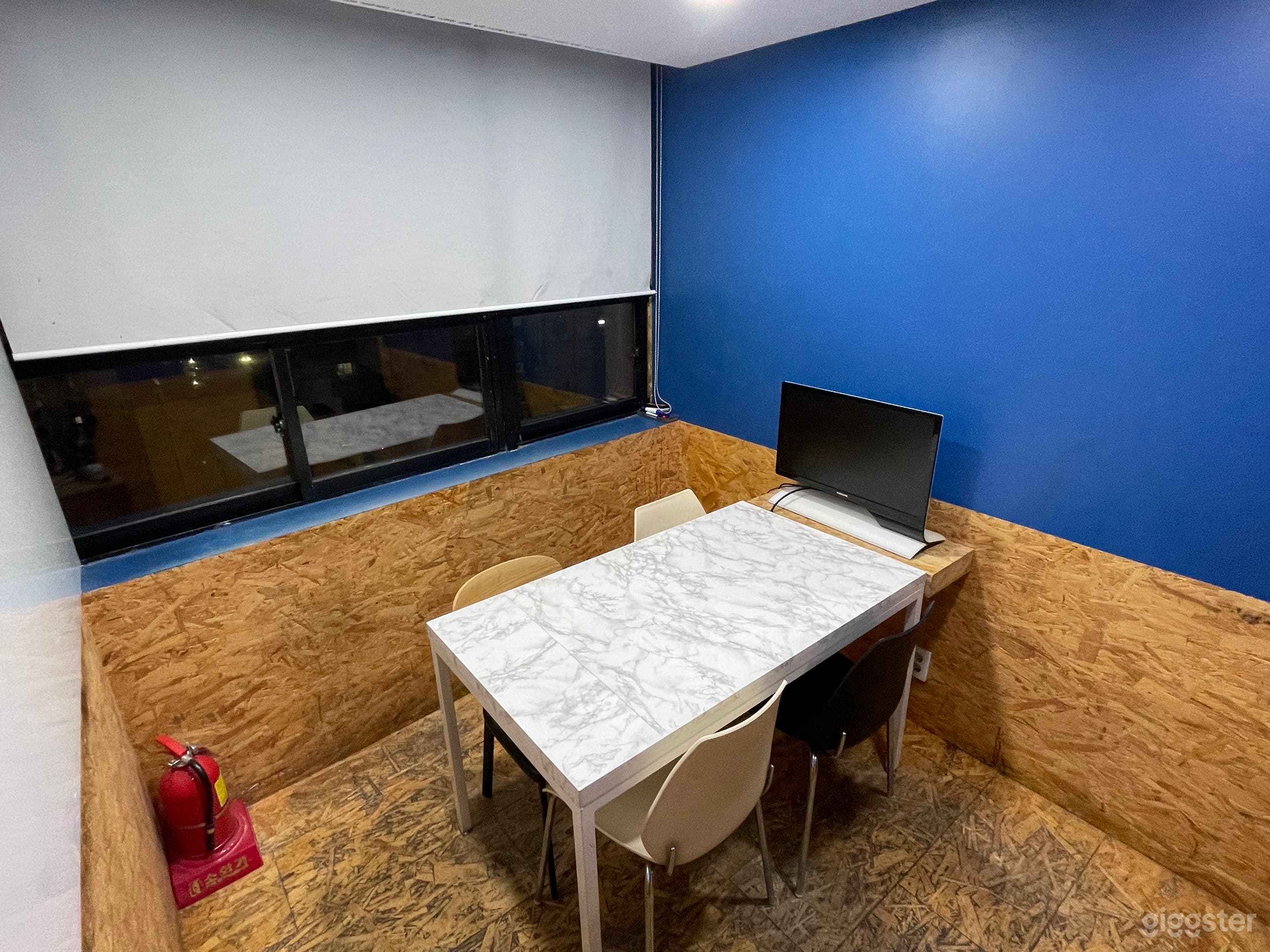Simple Meeting Room Photo 1
