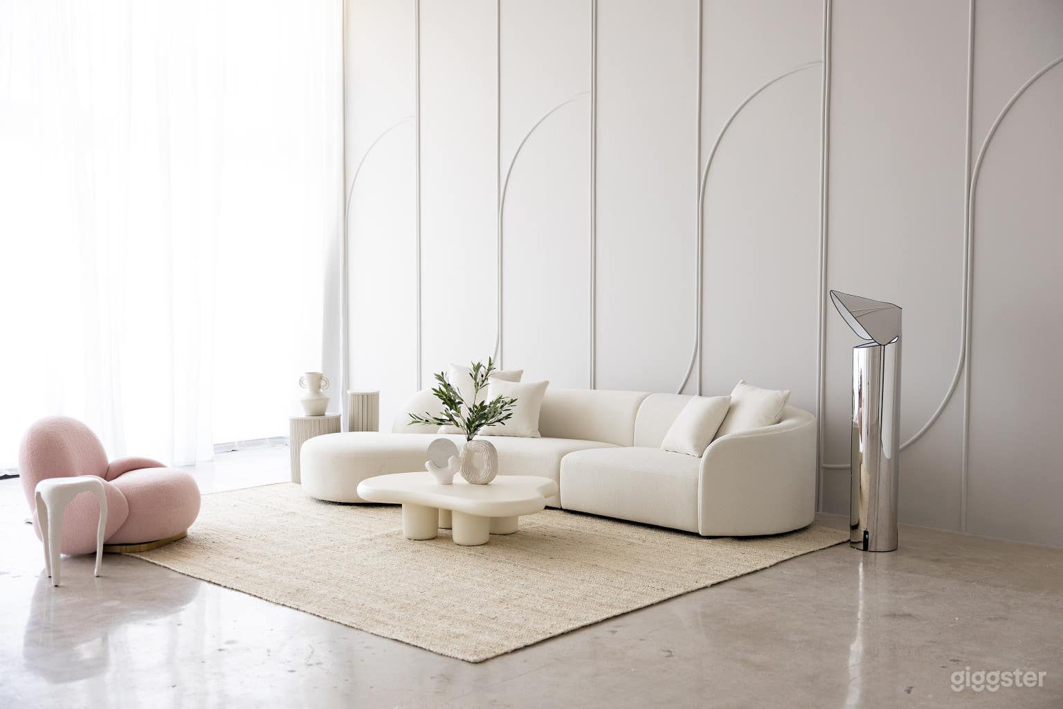 Mirage Modern loft featuring a large double arch &amp; grey wall Photo 3