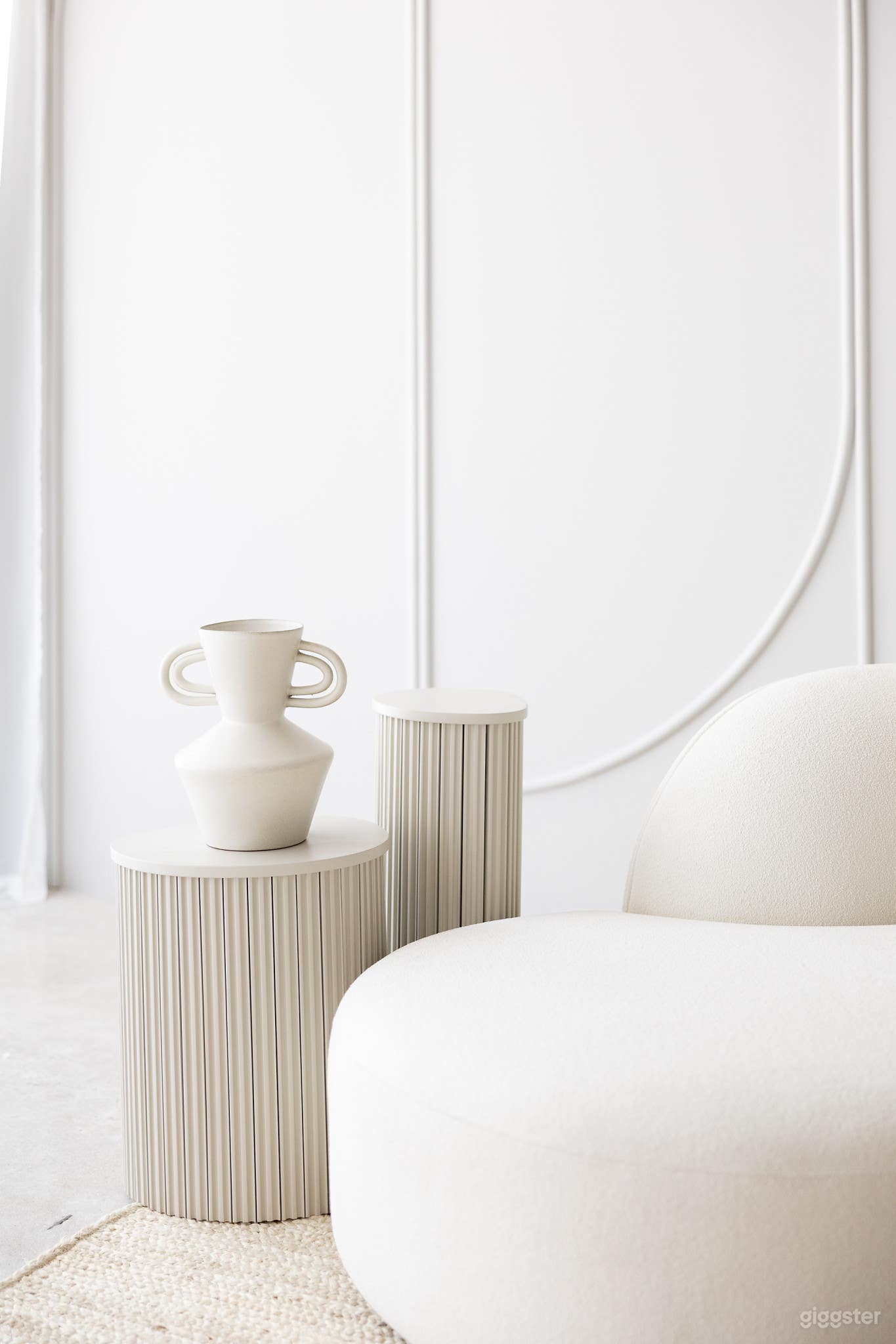 Mirage Modern loft featuring a large double arch &amp; grey wall Photo 4