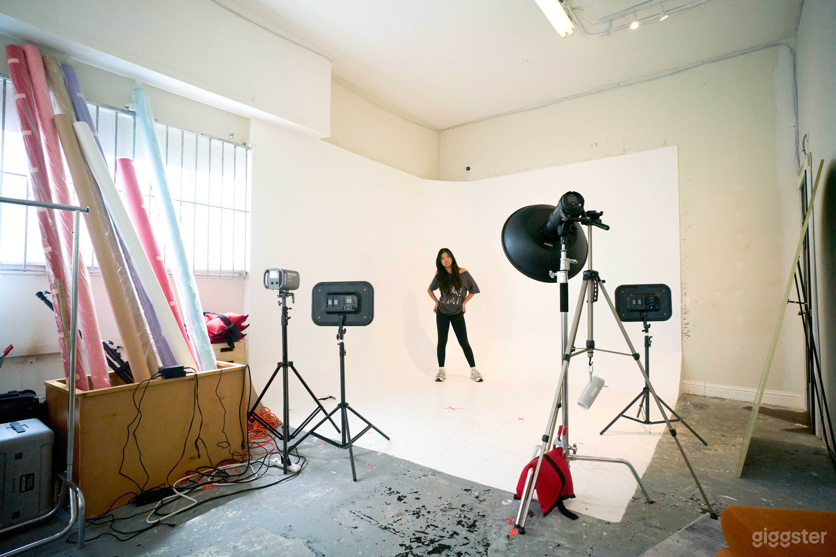 Studio includes a white cyclorama wall, equipped with seamless paper backdrops and professional lighting, ready for photo and video productions.