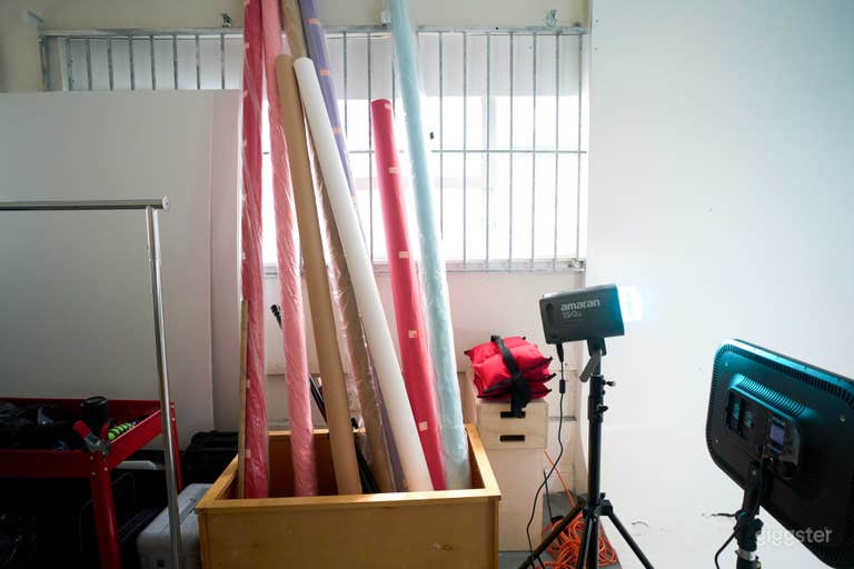  We offer a selection of backdrop colors, and if you have specific requests, we’ll gladly provide and cover the cost of the backgrounds ourselves. 