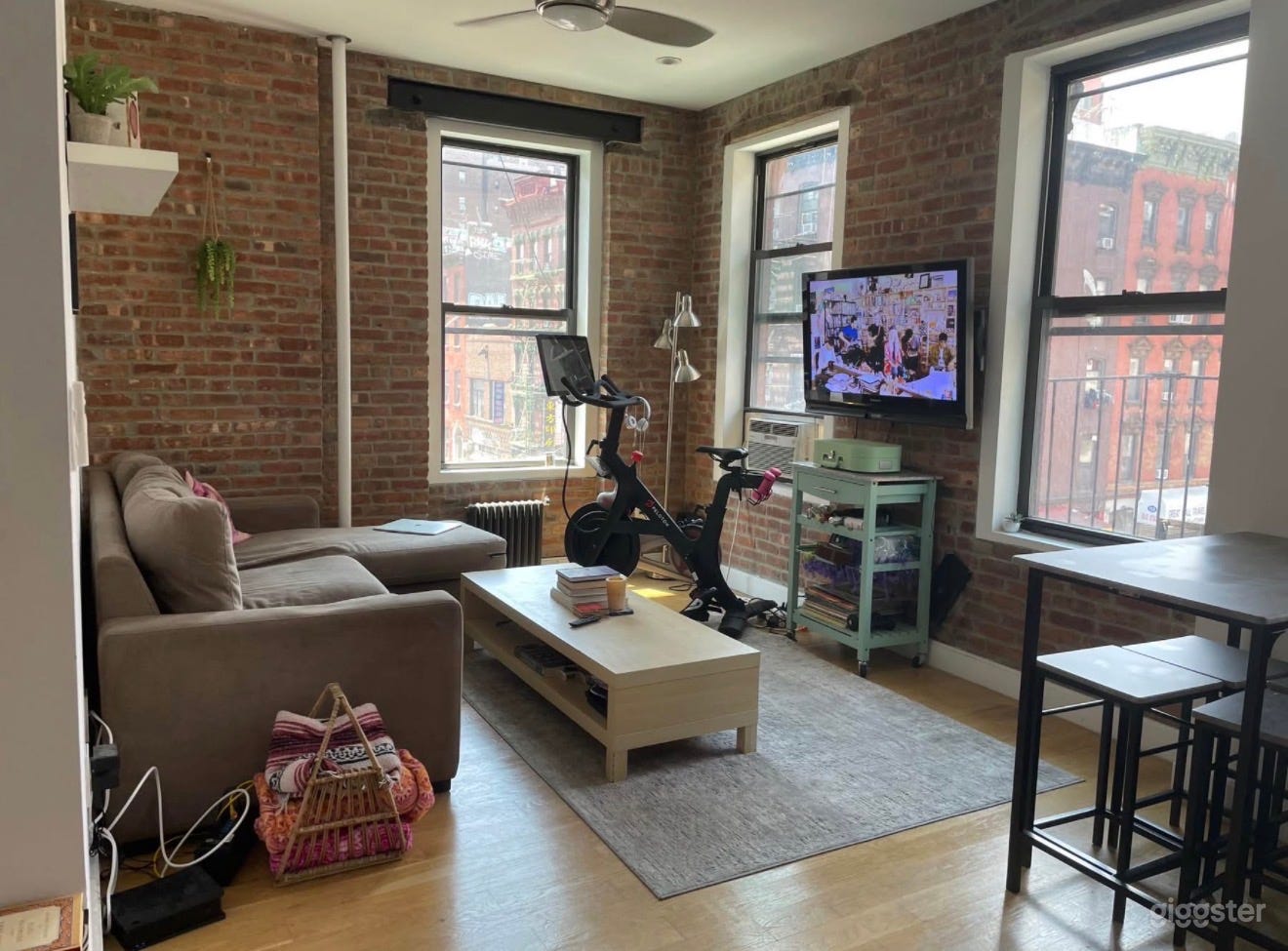 Downtown/LES/Chinatown/Dimes Square Apartment w/ Fire Escape Photo 2