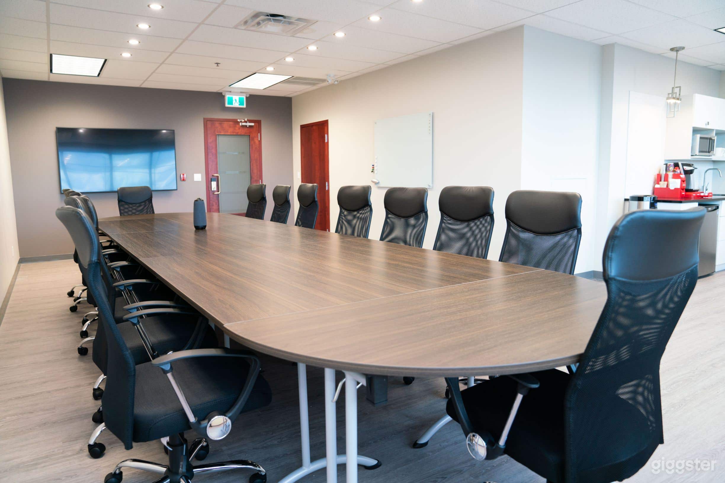  Luxurious Meeting Room Photo 1