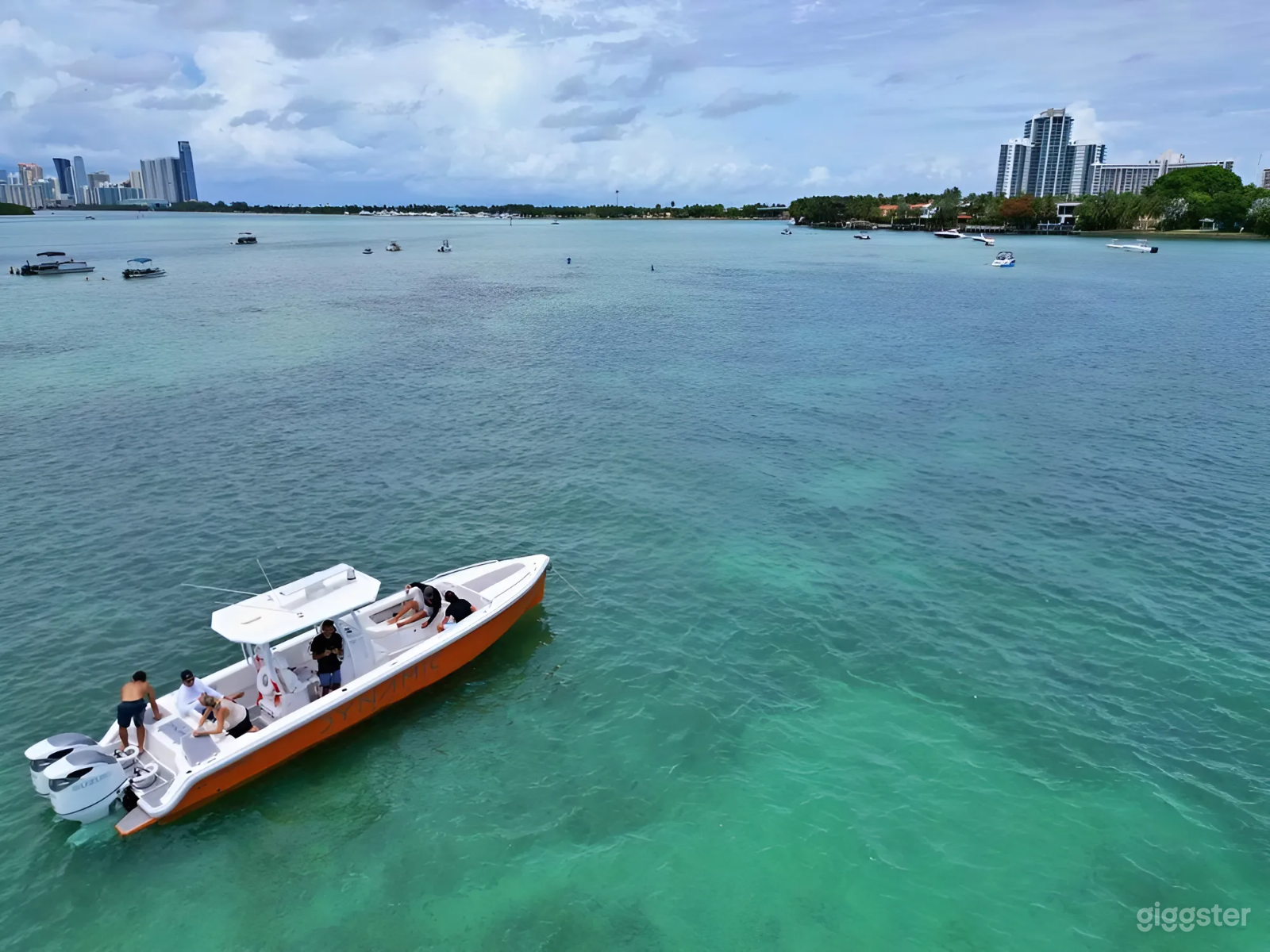 31-ft Luxury Sport Boat - Dynamic Photo 4