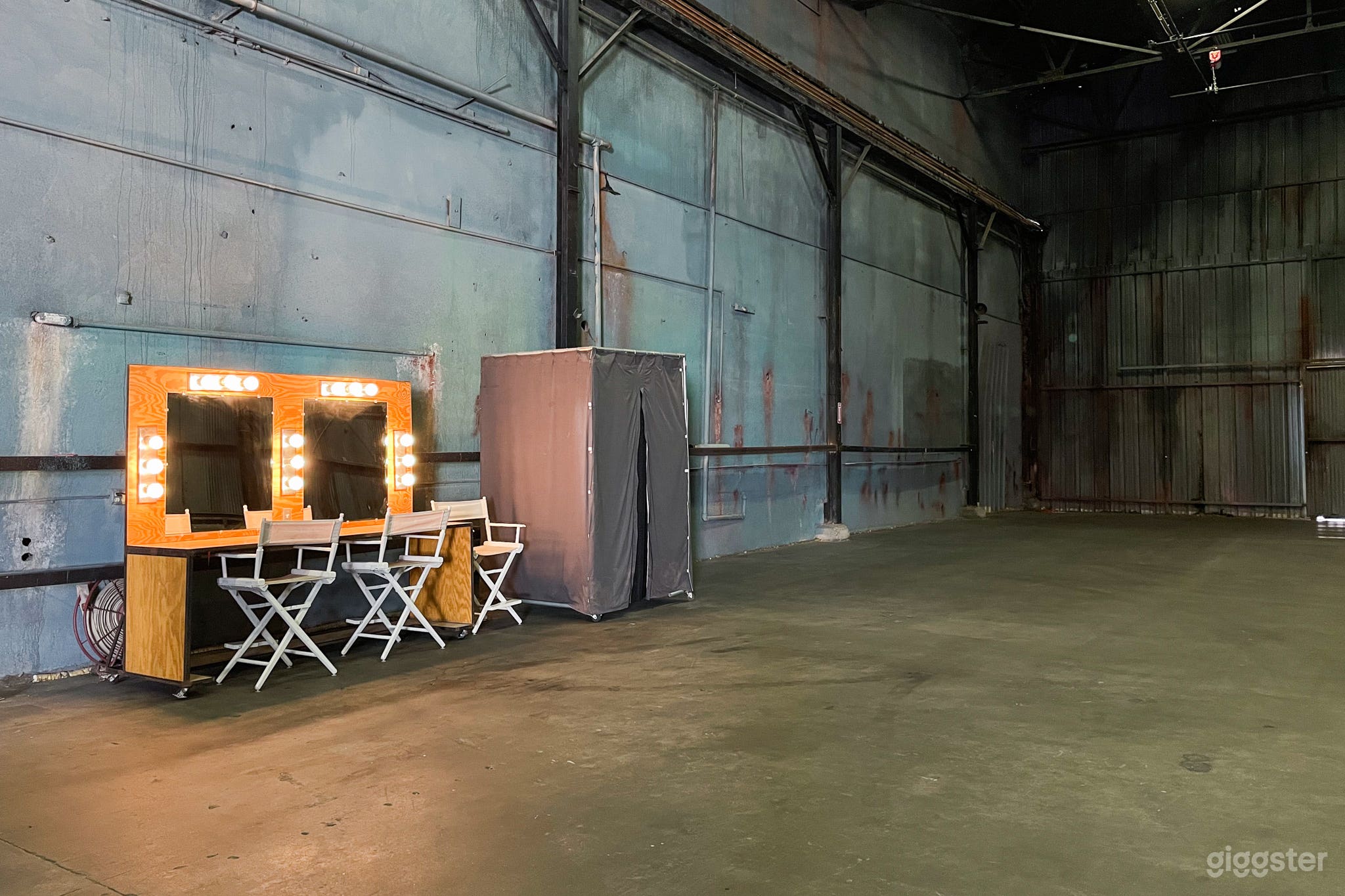1940s INDUSTRIAL HANGAR/WAREHOUSE + STAGE + STUDIO Photo 4