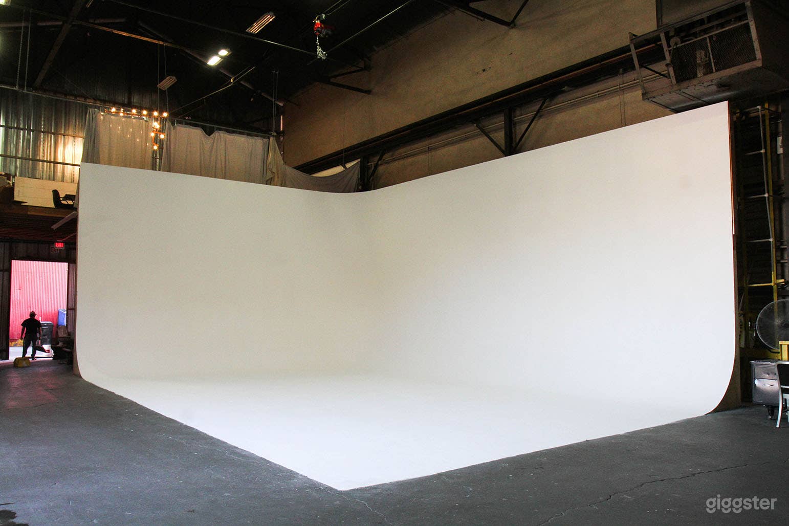 1940s INDUSTRIAL HANGAR/WAREHOUSE + STAGE + STUDIO Photo 3
