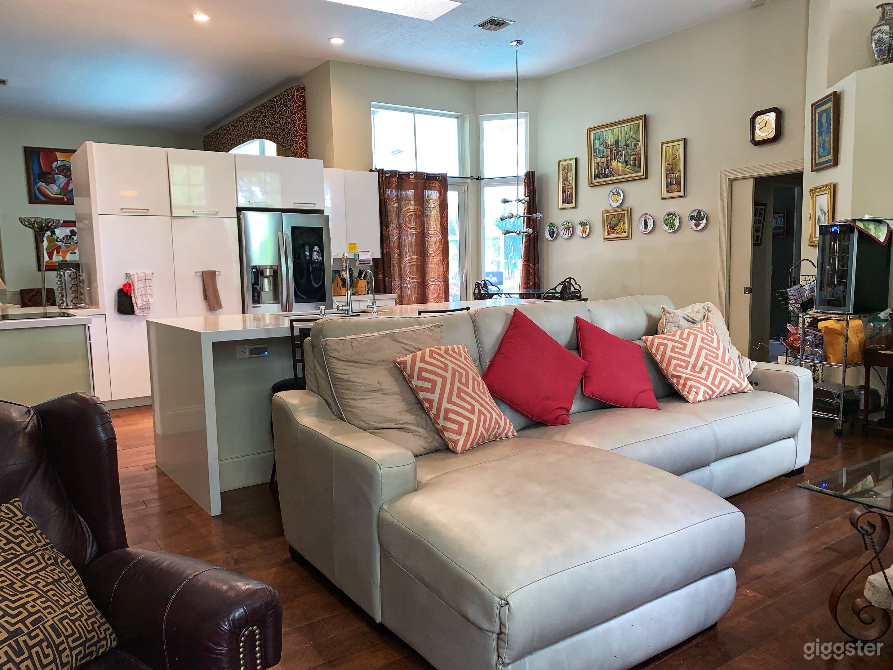 Sun Dreched Open Plan Kitchen and Livingroom  Photo 3