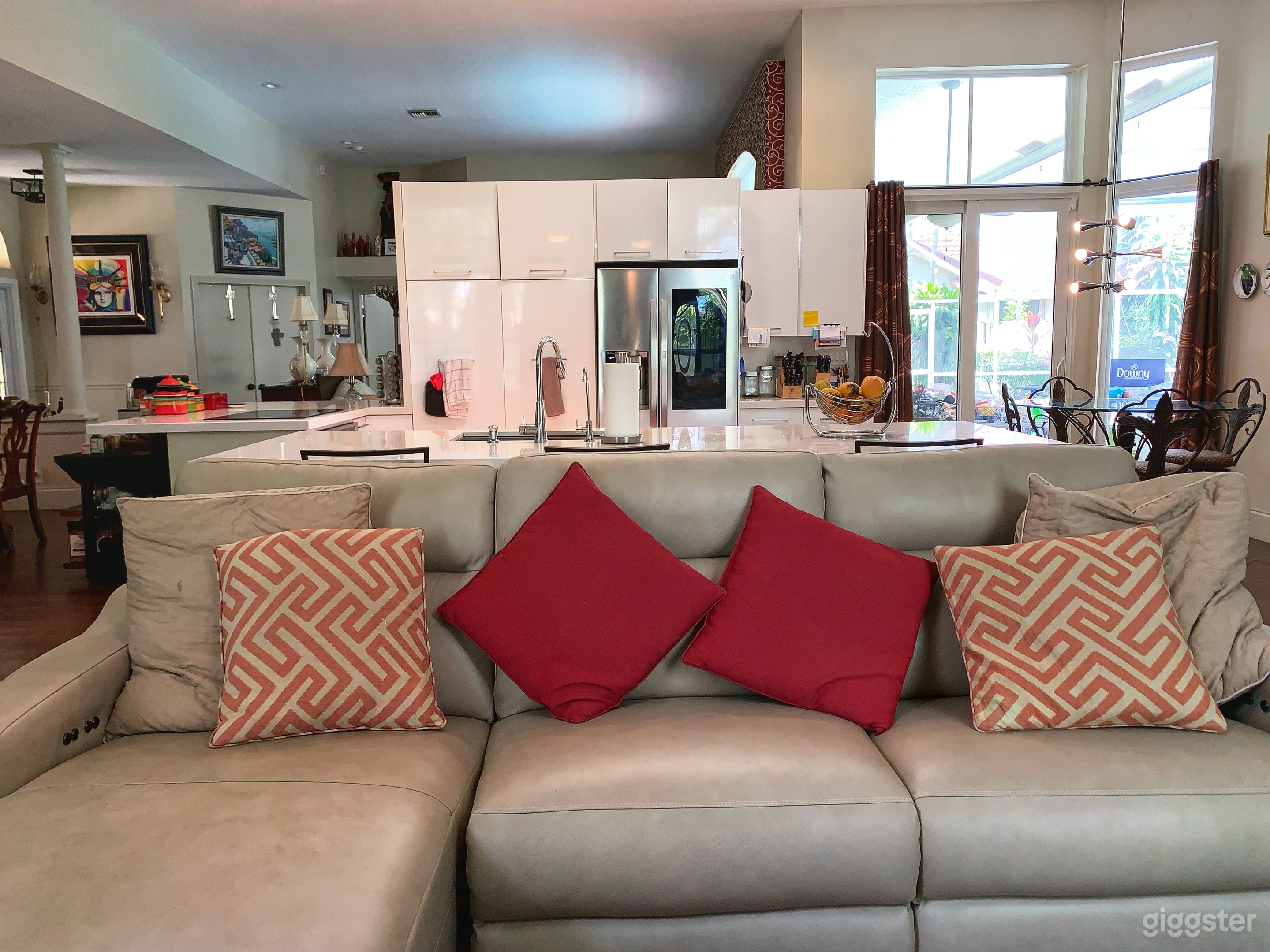 Sun Dreched Open Plan Kitchen and Livingroom  Photo 4