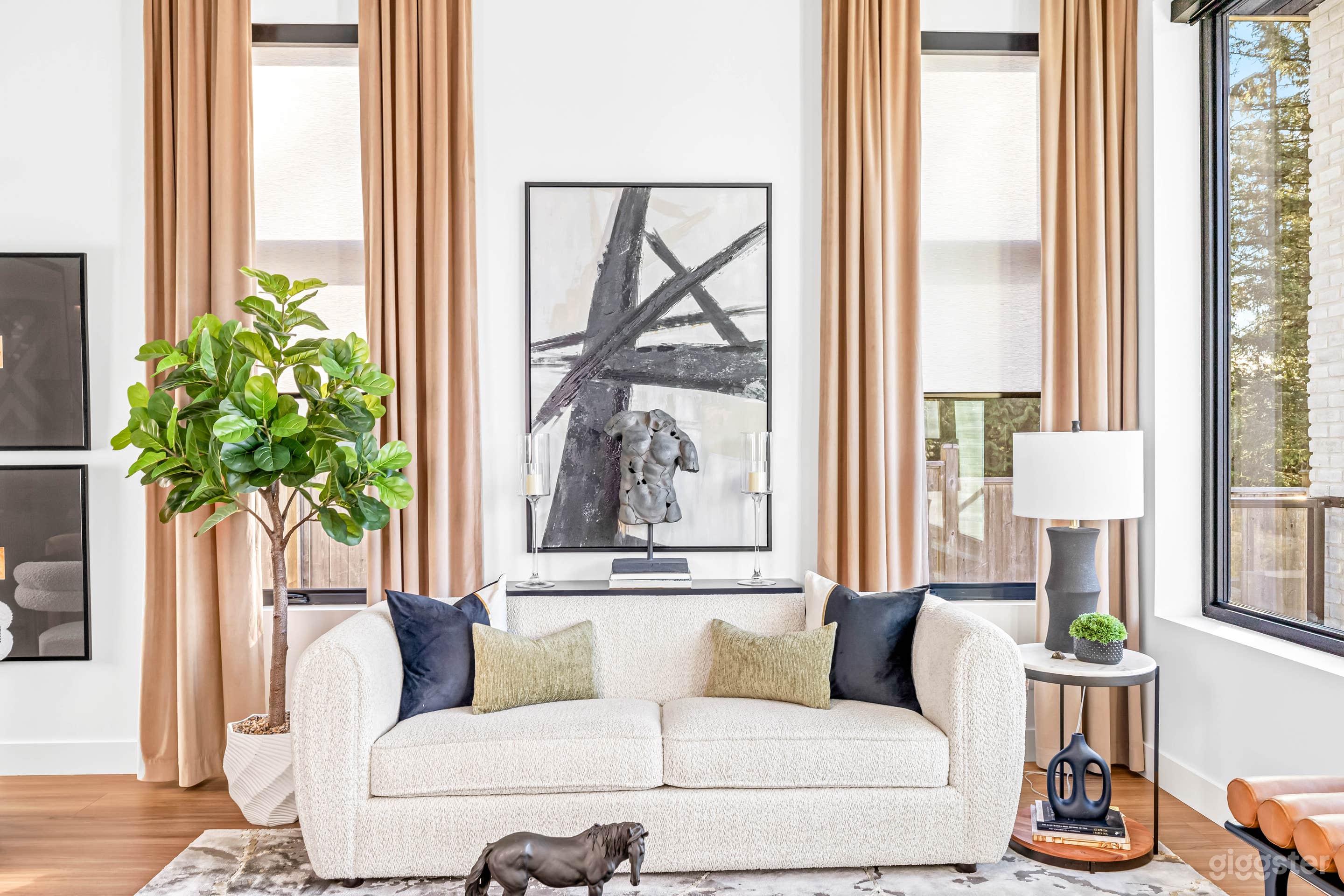 Stunning Designer Home with Soaring Ceilings Photo 2