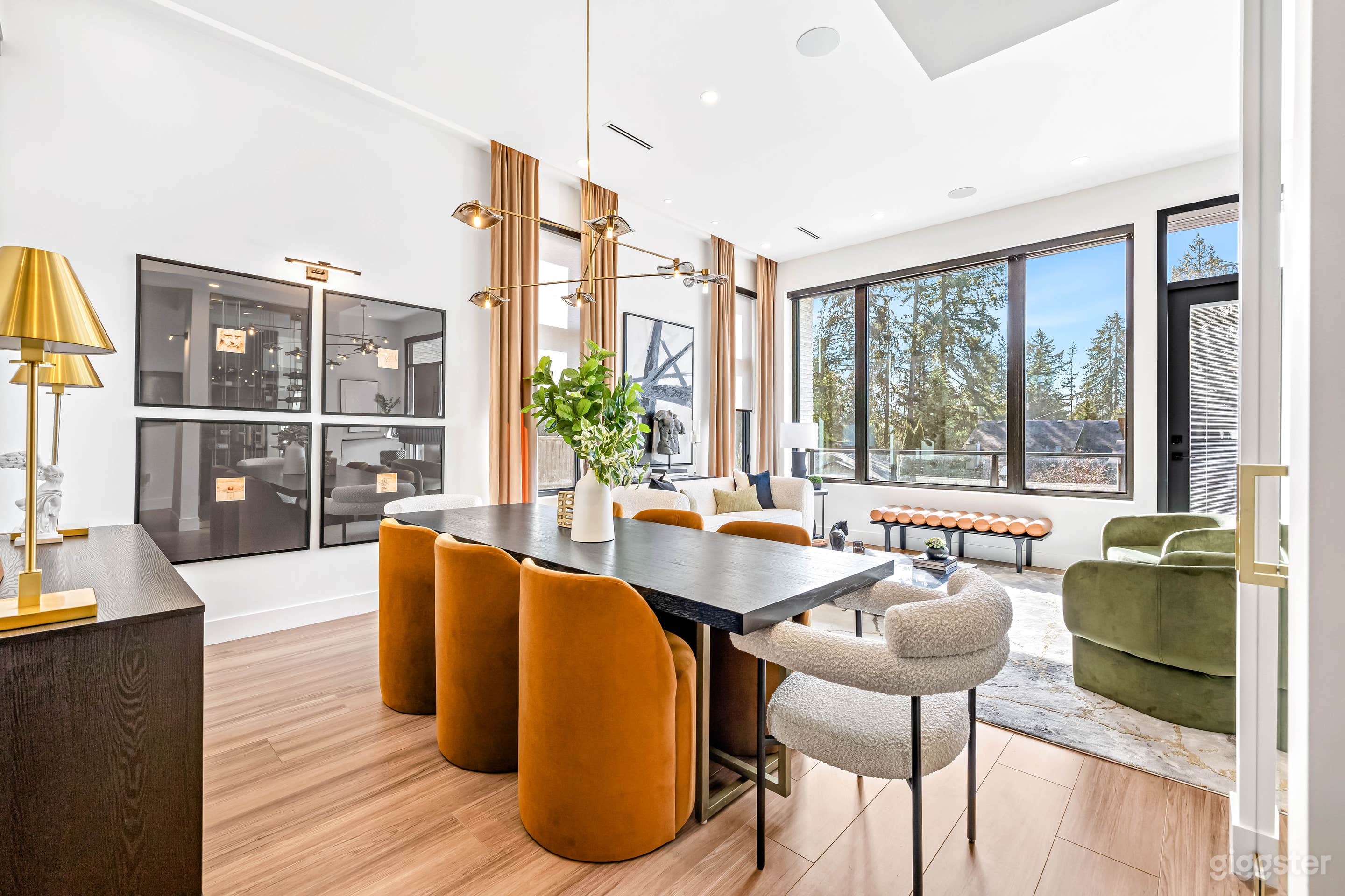 Stunning Designer Home with Soaring Ceilings Photo 4