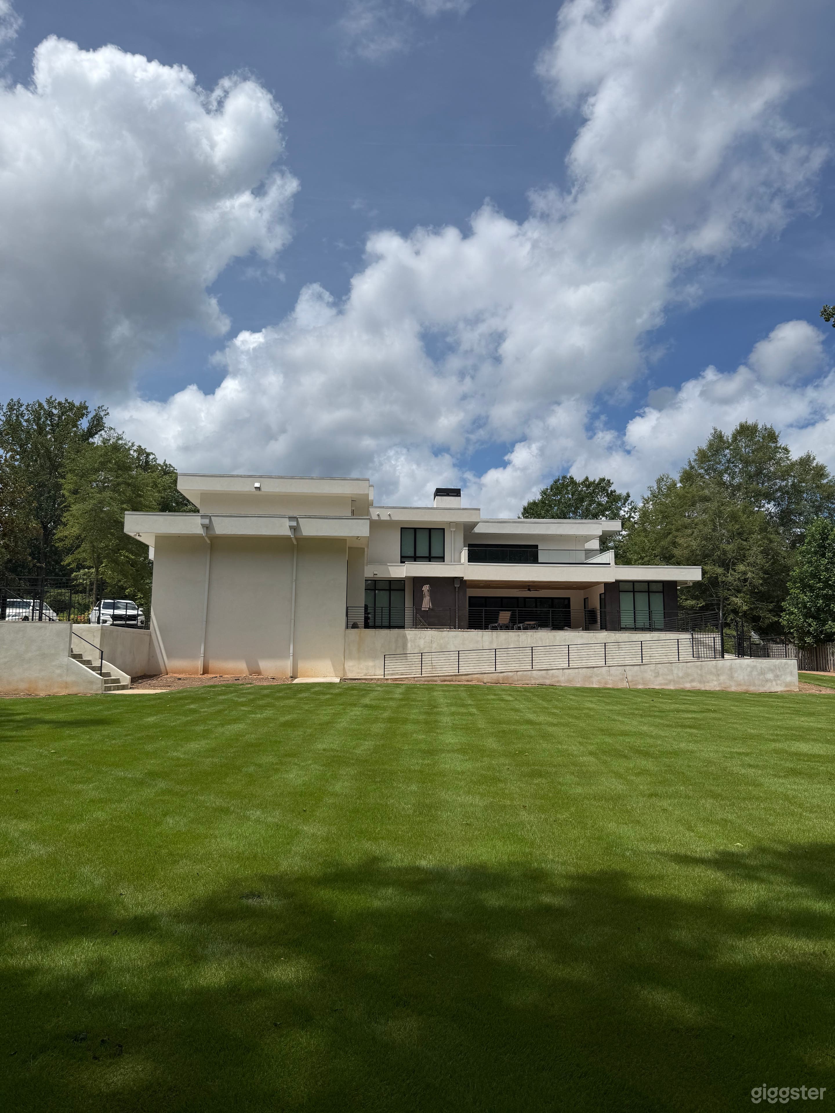 Ultra Modern Suburban Luxury Home Photo 4