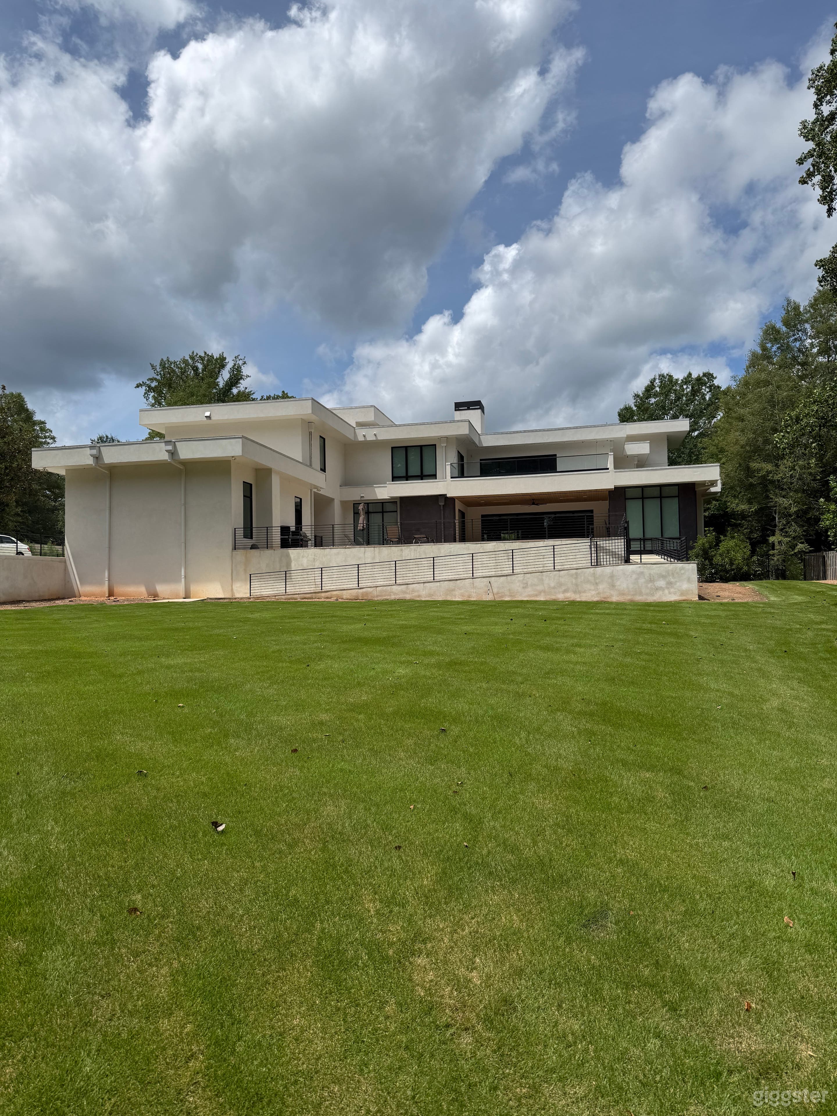 Ultra Modern Suburban Luxury Home Photo 3