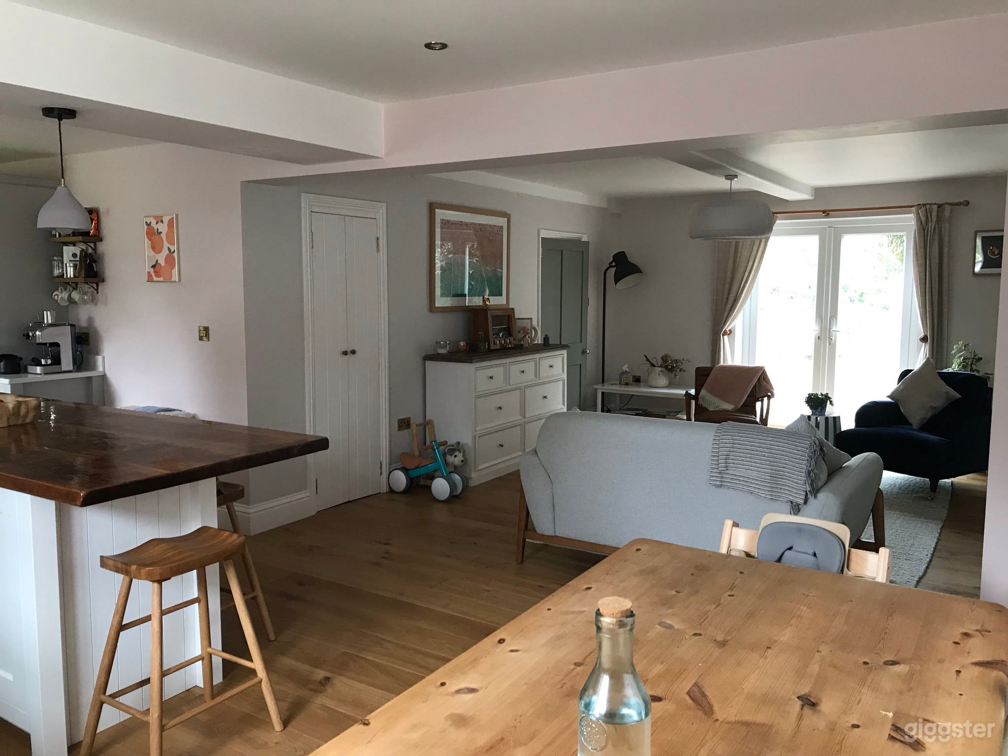 Open plan farmhouse exposed beams Photo 3