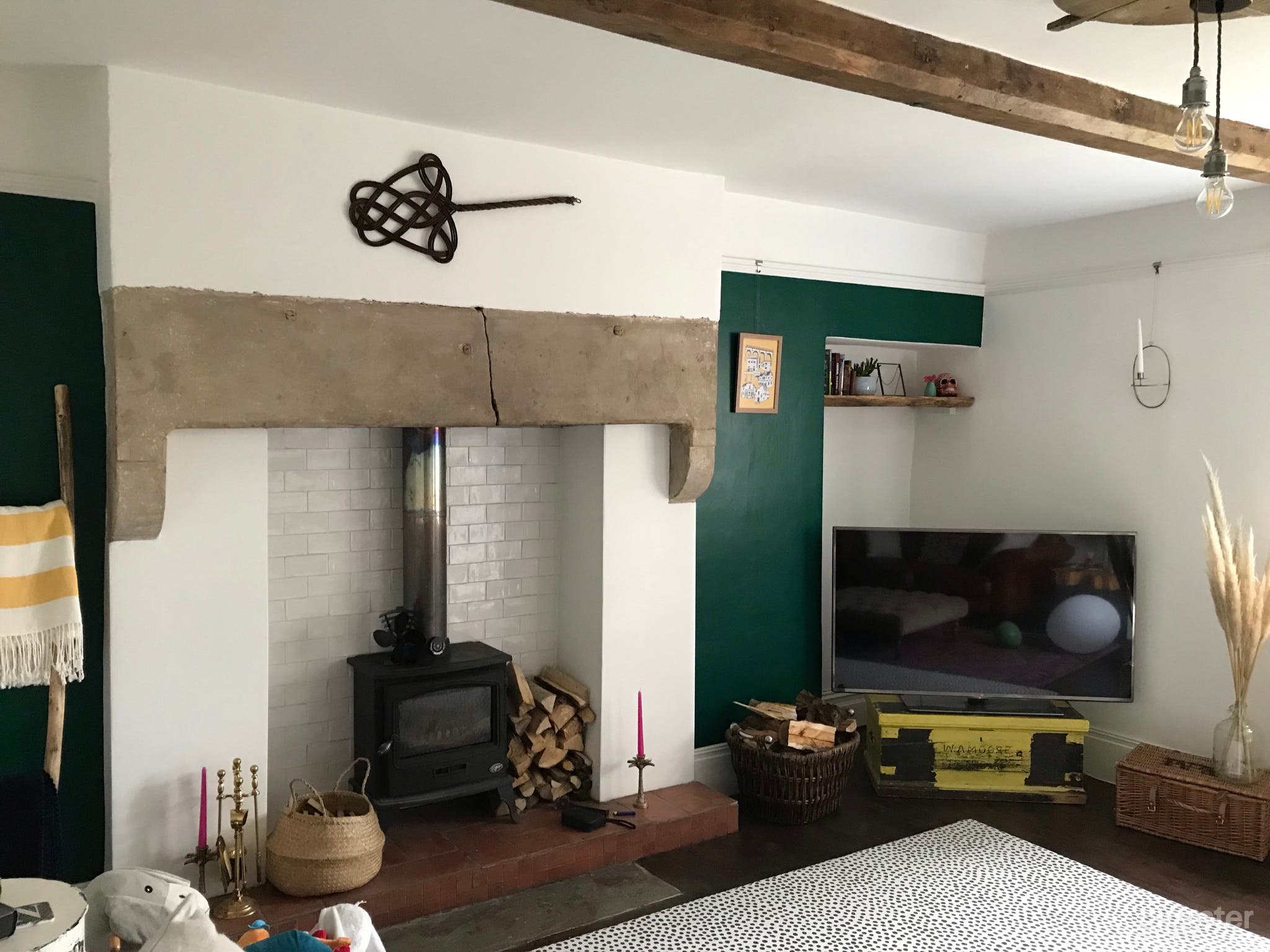 Open plan farmhouse exposed beams Photo 1