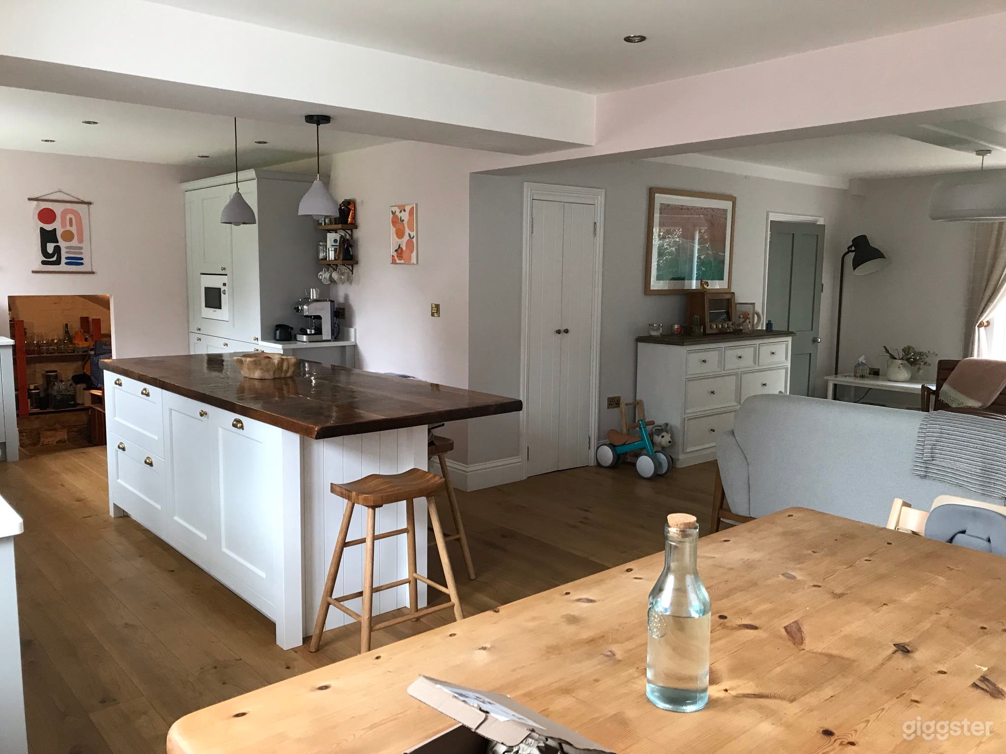 Open plan farmhouse exposed beams Photo 4