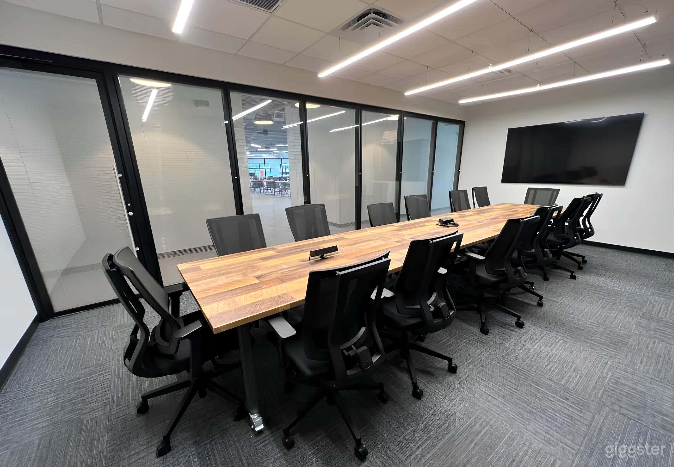 Private Meeting Room for 14 people Photo 2