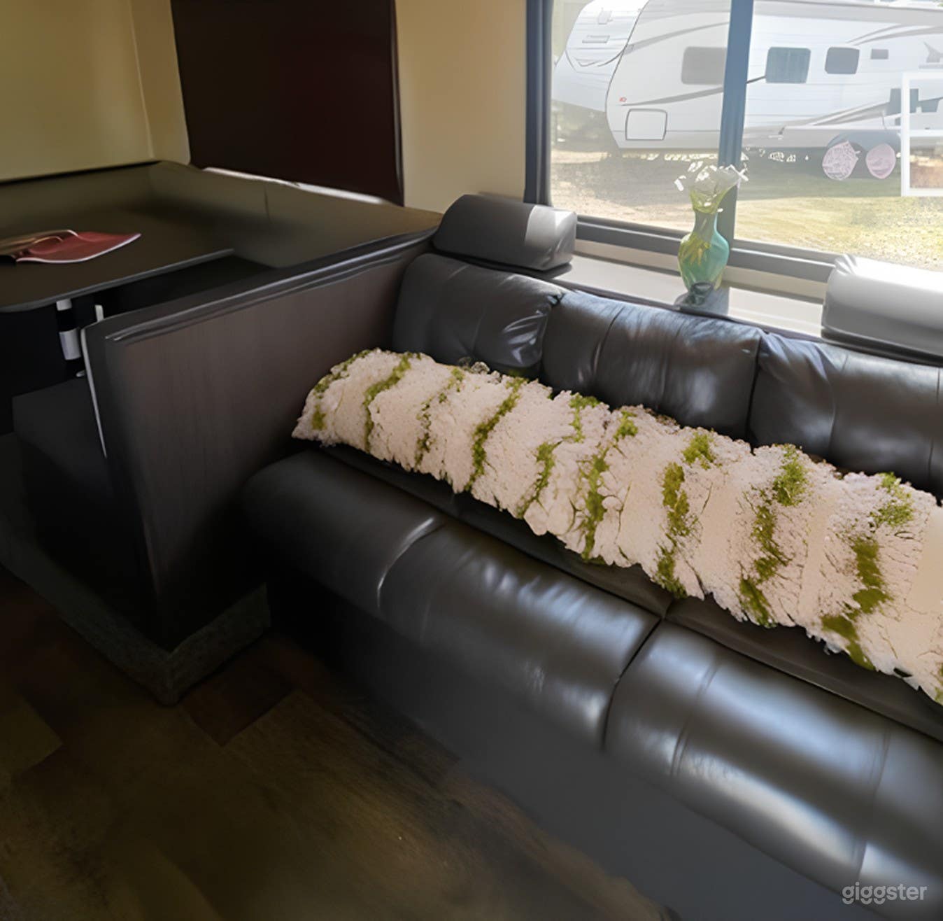 Charming Camper (sleeps 5) Photo 3