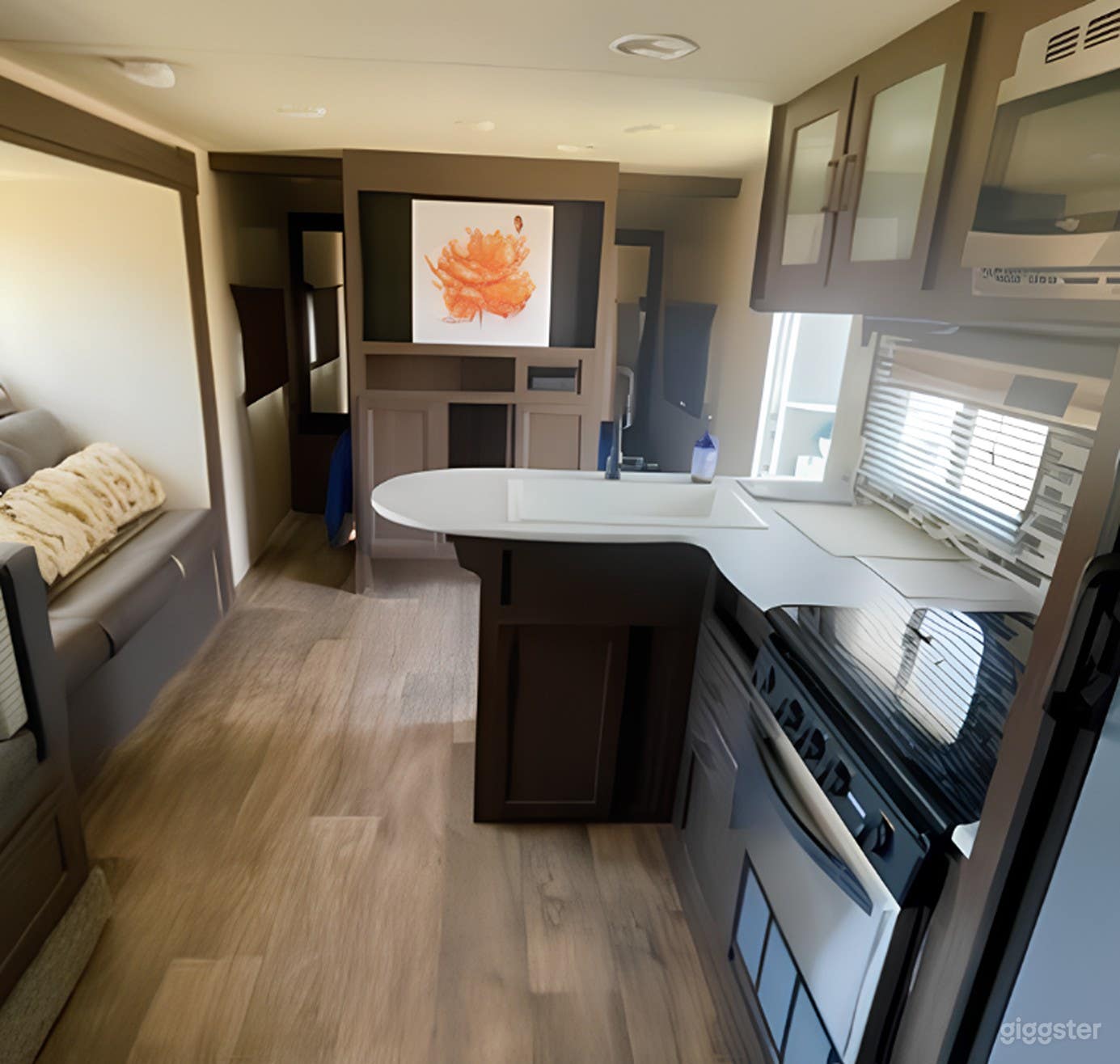 Charming Camper (sleeps 5) Photo 2