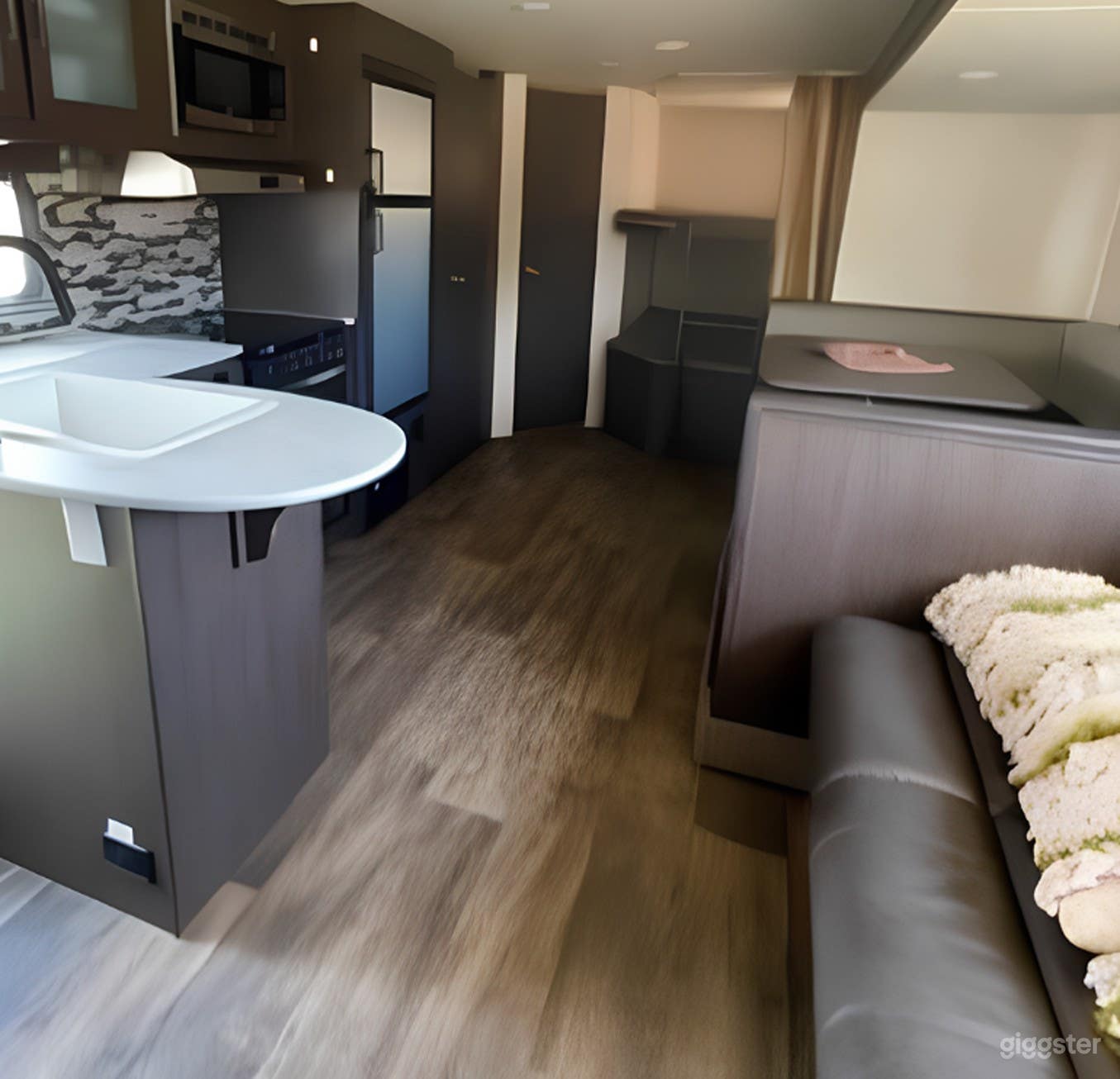 Charming Camper (sleeps 5) Photo 4