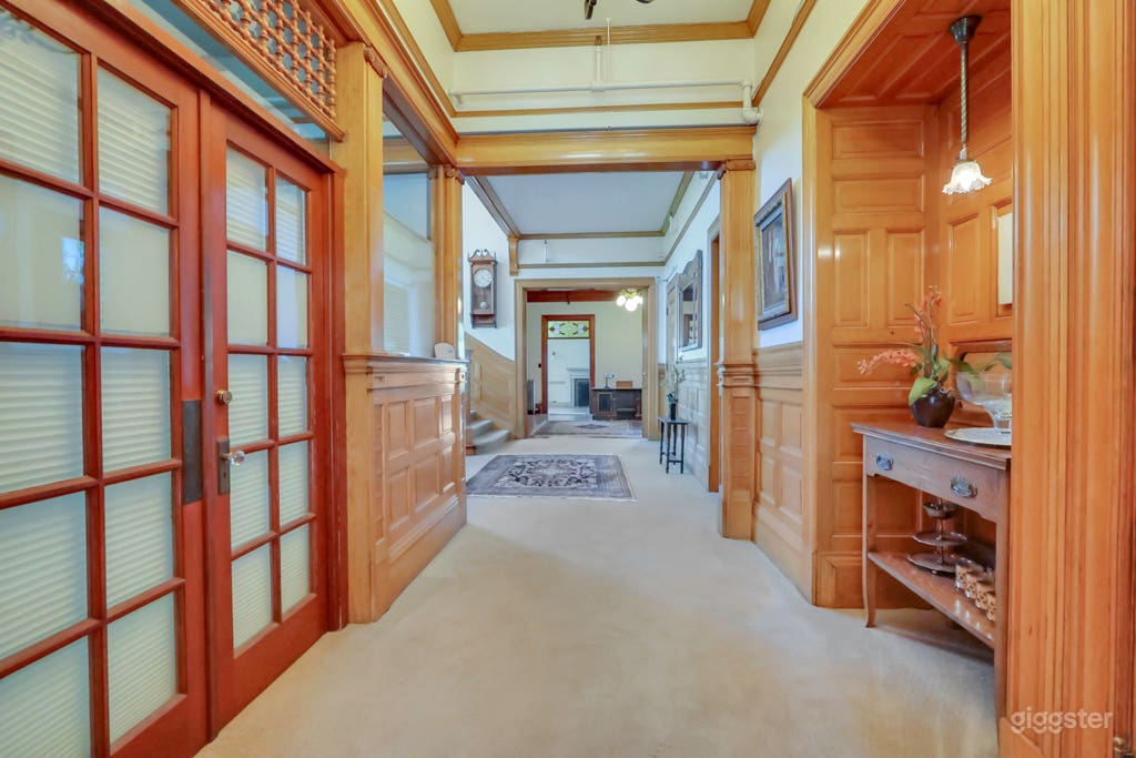 Historic 1890's Mansion Photo 2