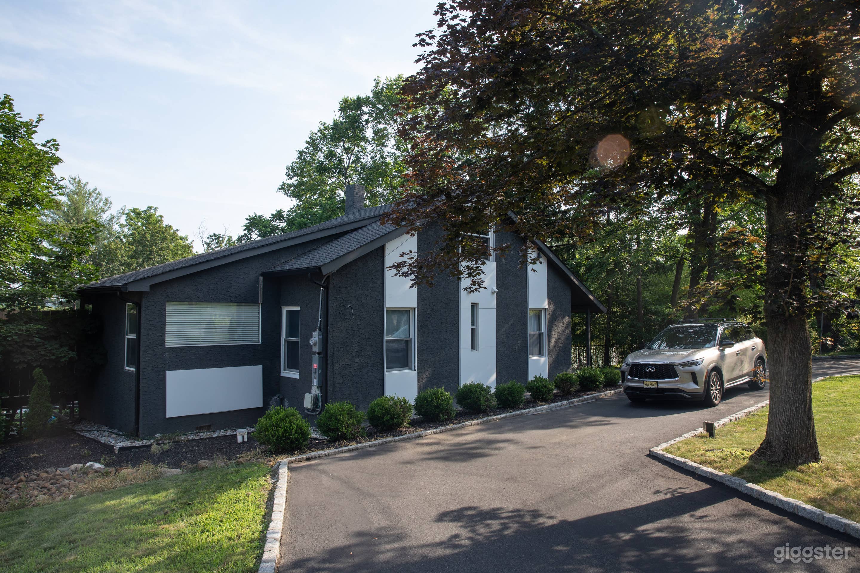 Stylish Modern Home with Outdoor Pool – Shoot-Ready Photo 3