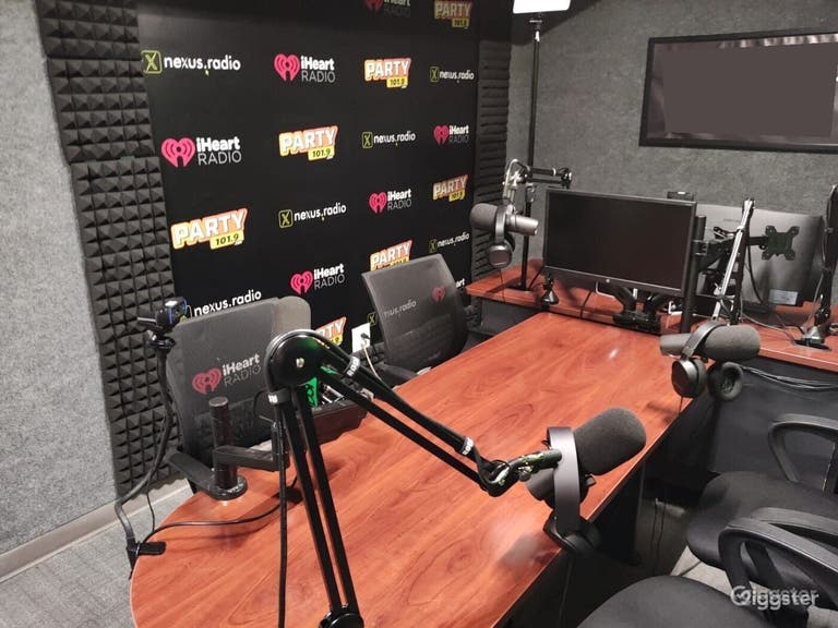  Podcast on Wall-street / live streaming studio 