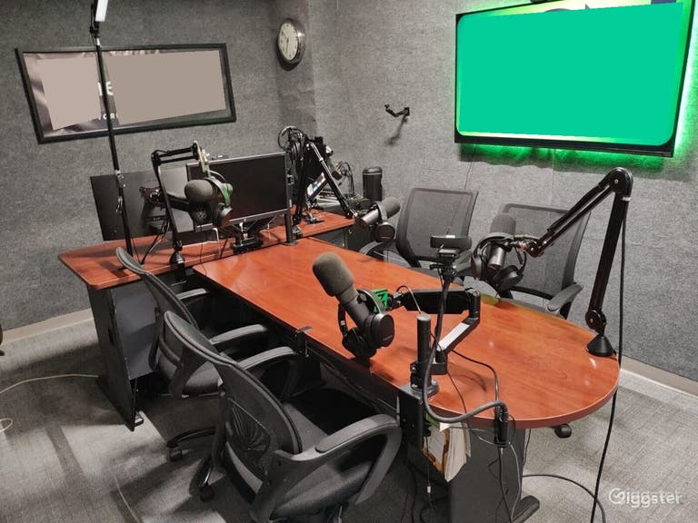  Podcast on Wall-street / live streaming studio 