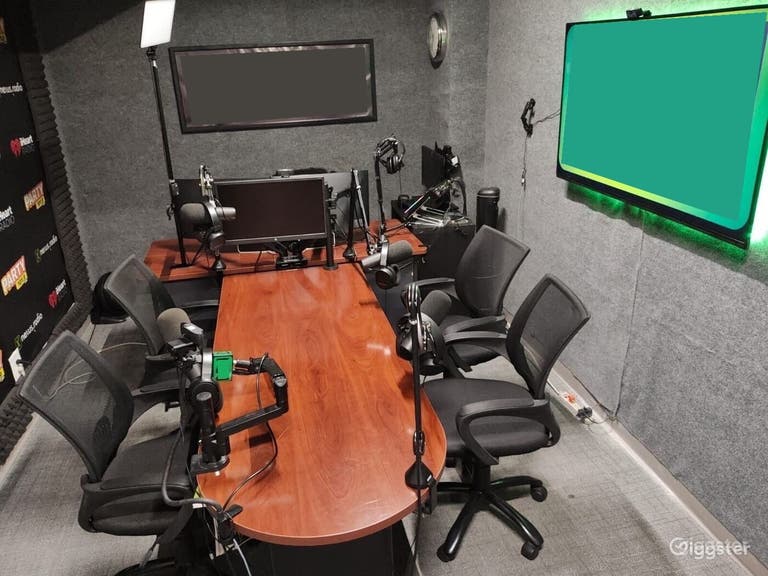  Podcast on Wall-street / live streaming studio 