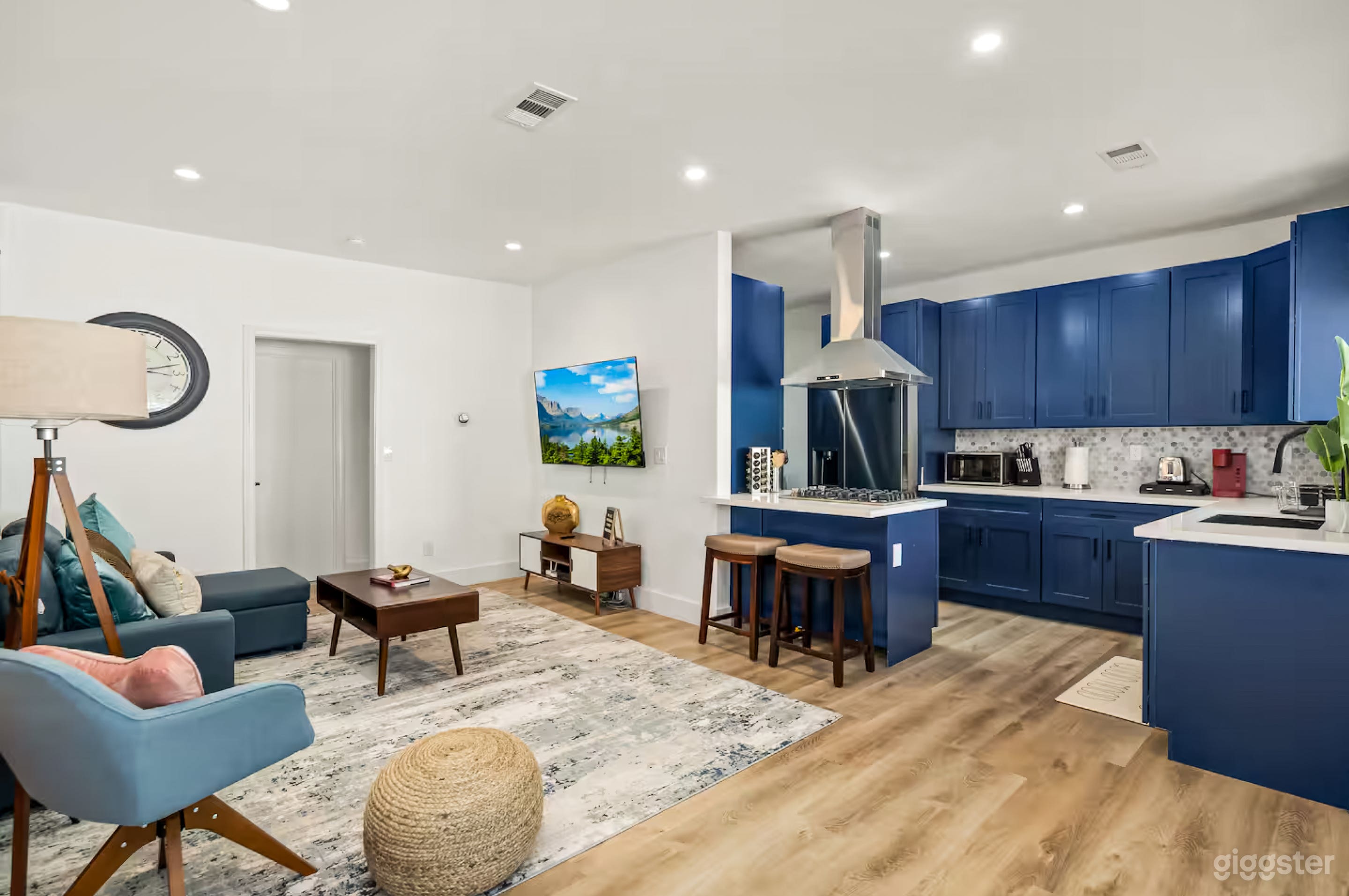 Elegant Light-Filled LA Home with Open Layout & Camera-Ready Photo 2