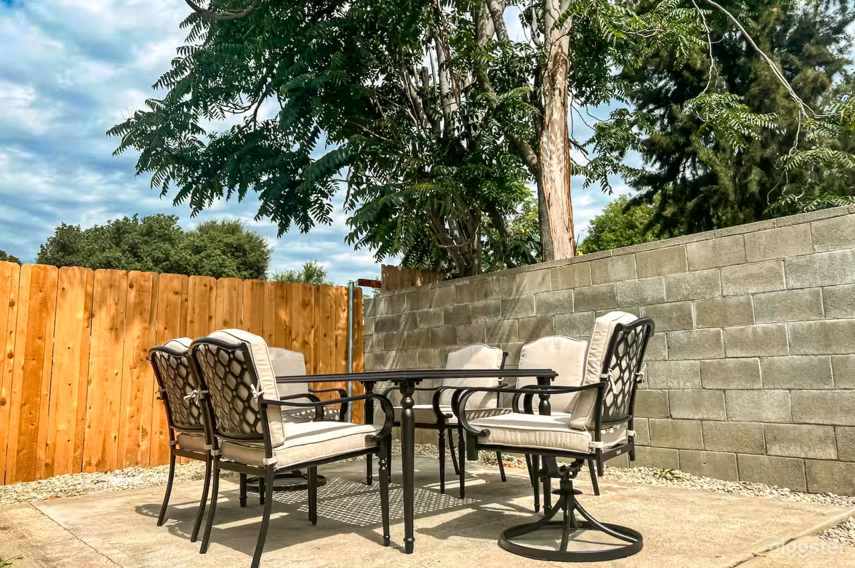 Elegant Light-Filled LA Home with Open Layout & Camera-Ready Photo 4