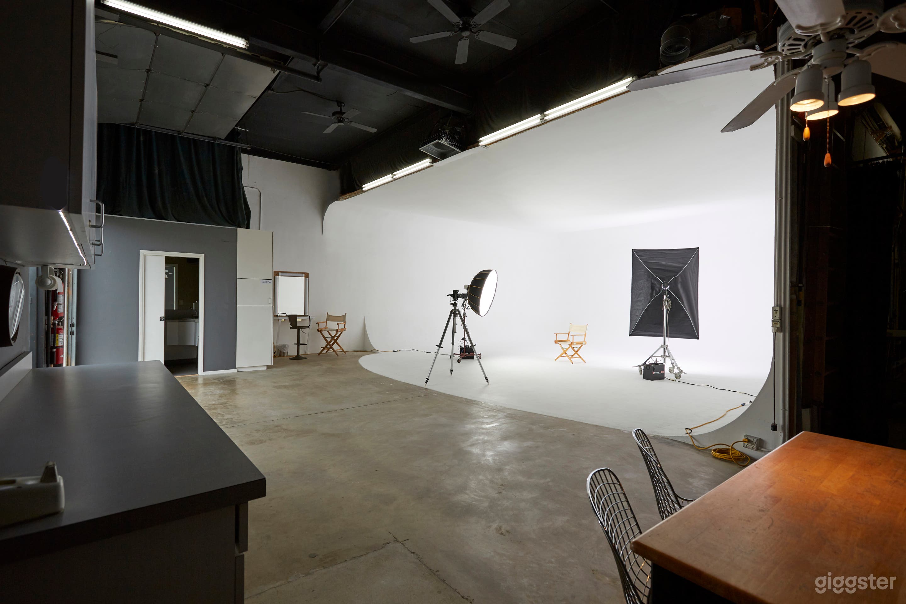 Photo studio Cyc - Costa Mesa, Ca. 