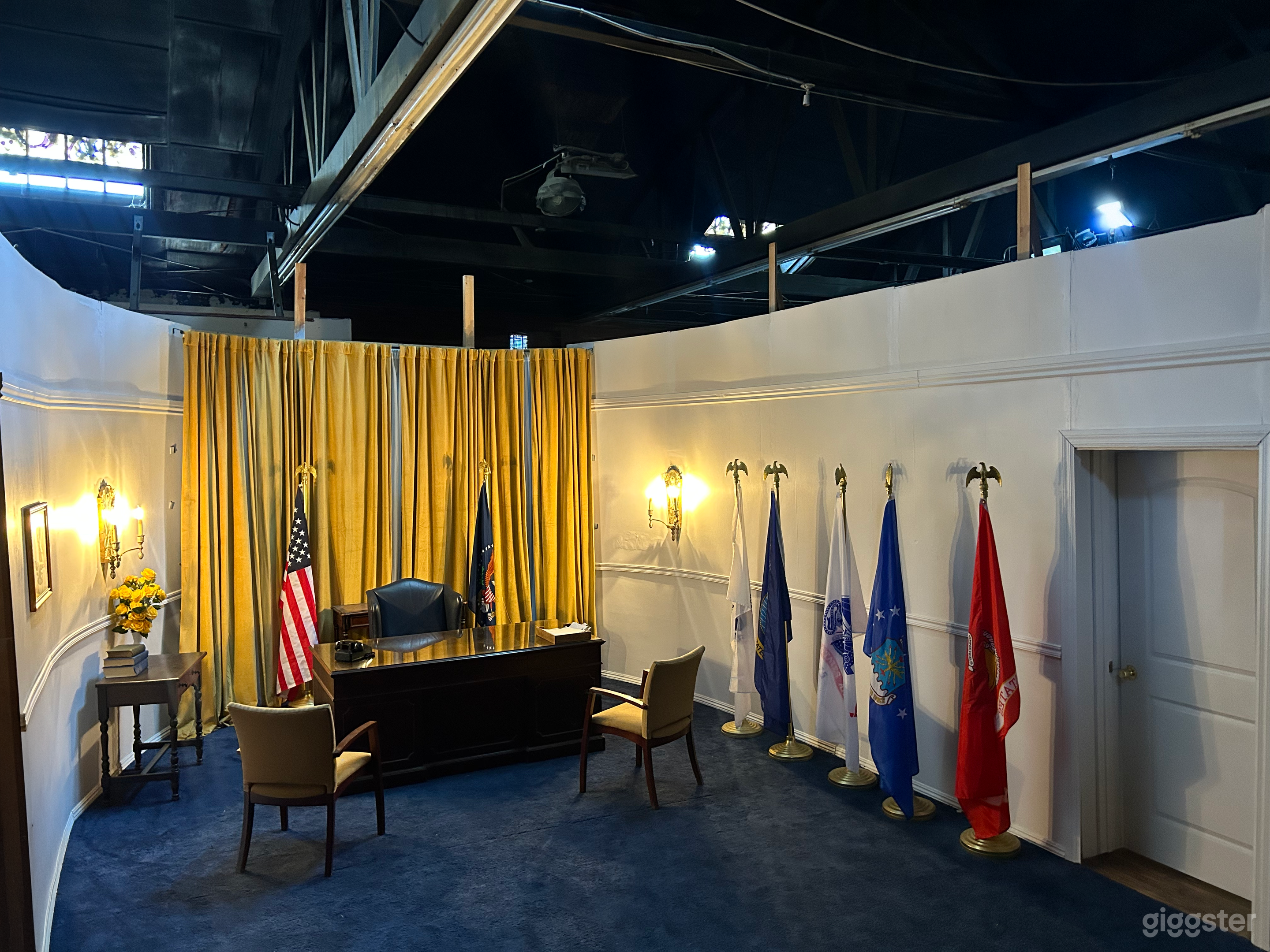 Oval Office Standing Set Photo 1