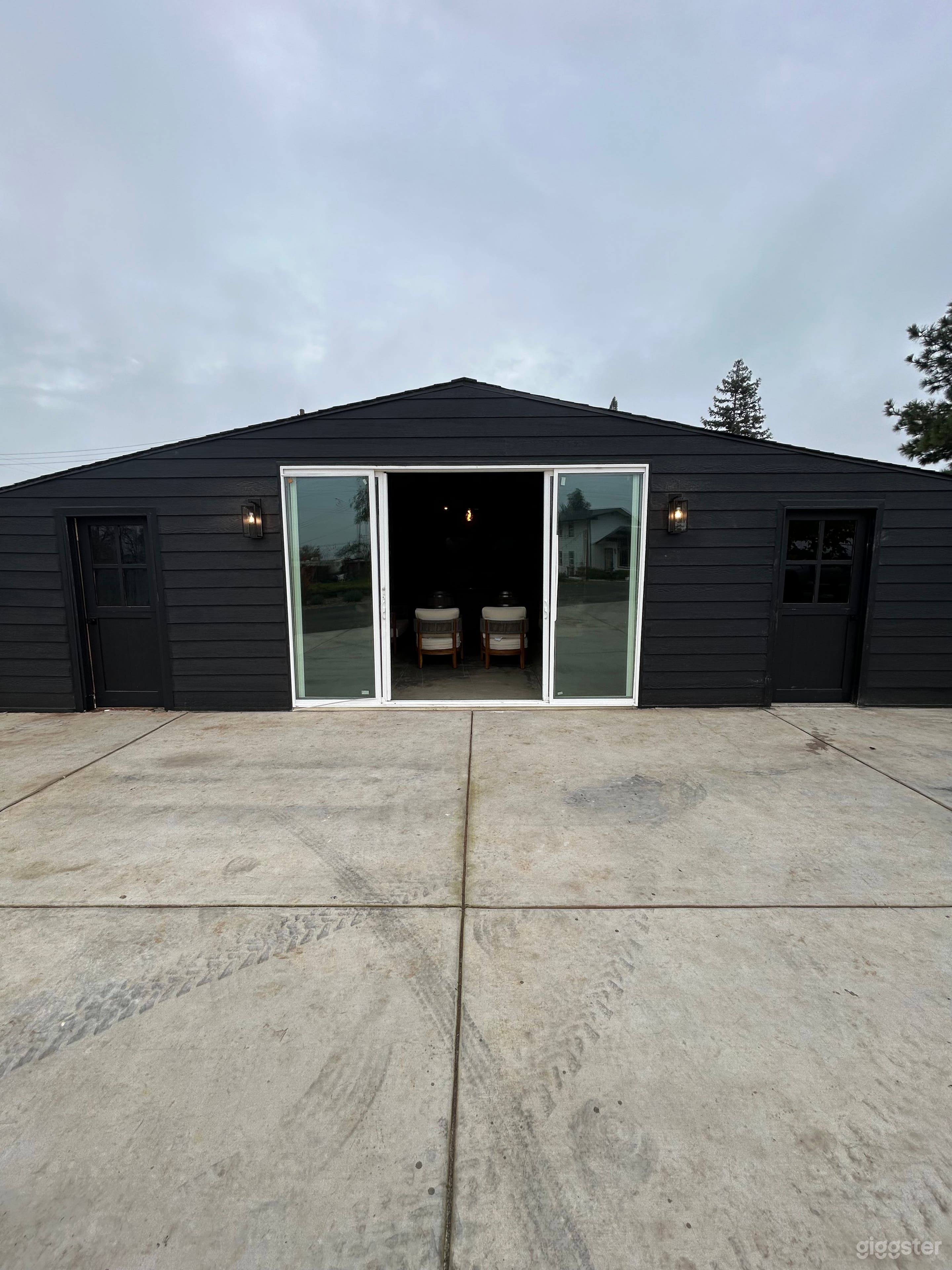 The Black House @ The Farm Photo 2