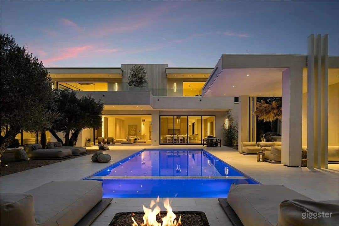 Luxury Living with Endless Horizon Views Photo 1