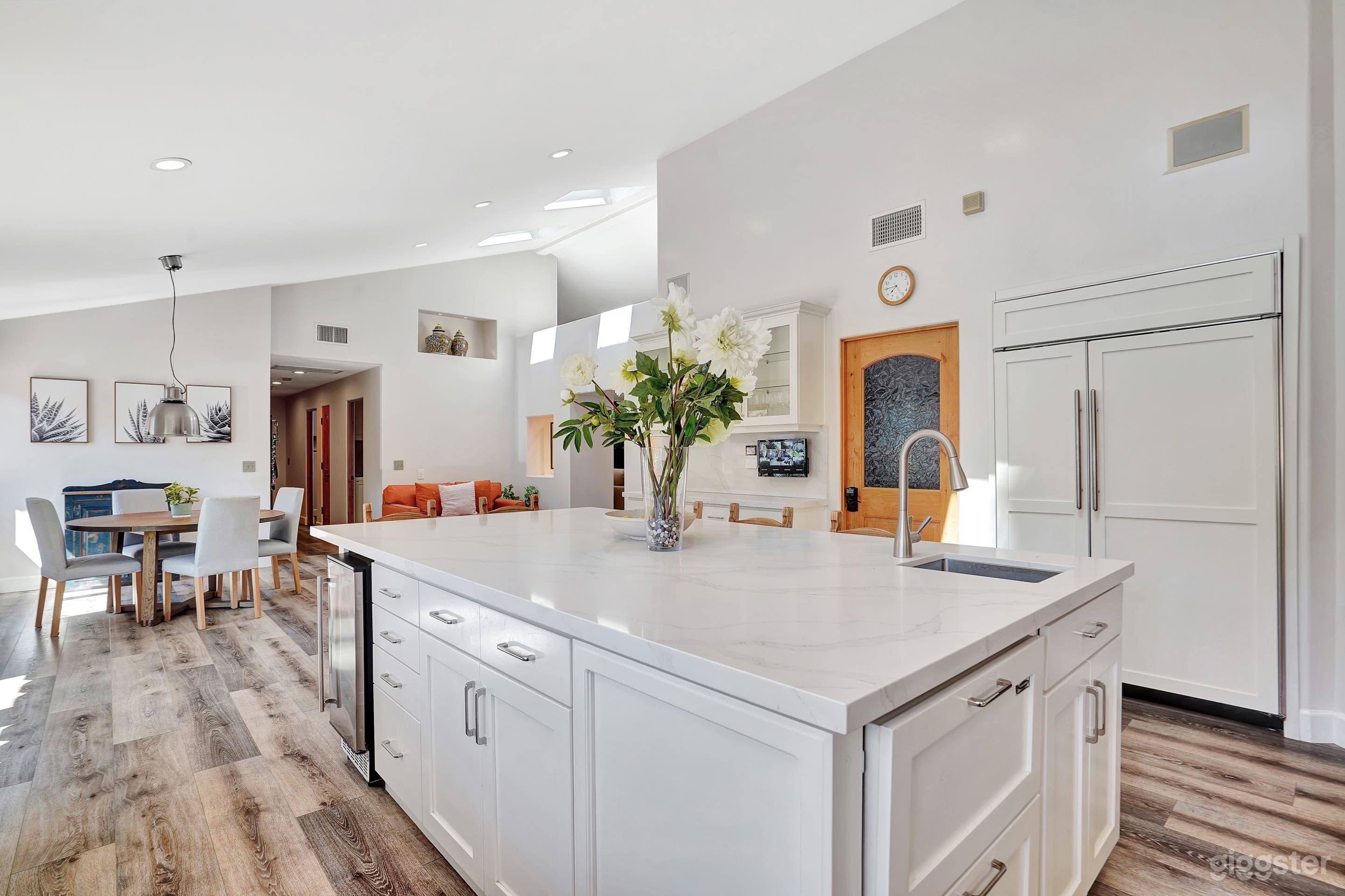 Large modern with large Island kitchen with plenty of room for a shoot