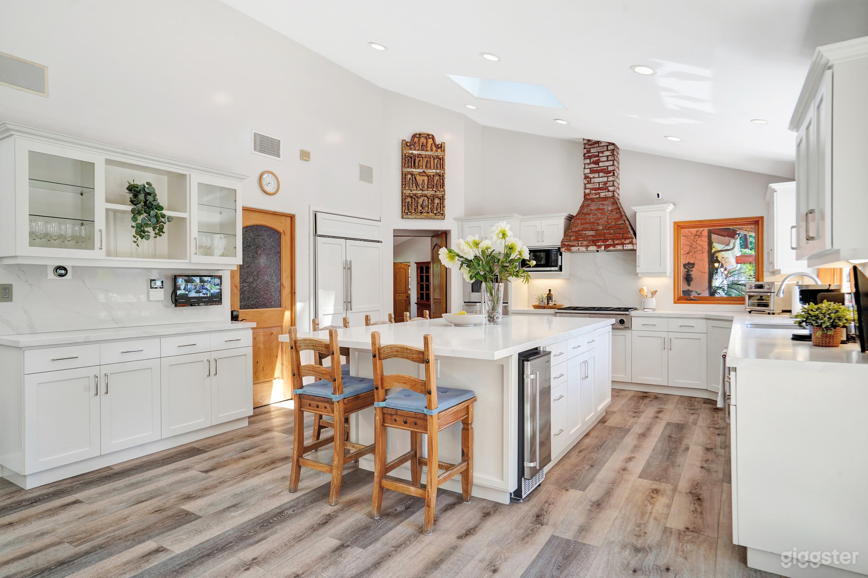 Large modern with large Island kitchen with plenty of room for a shoot