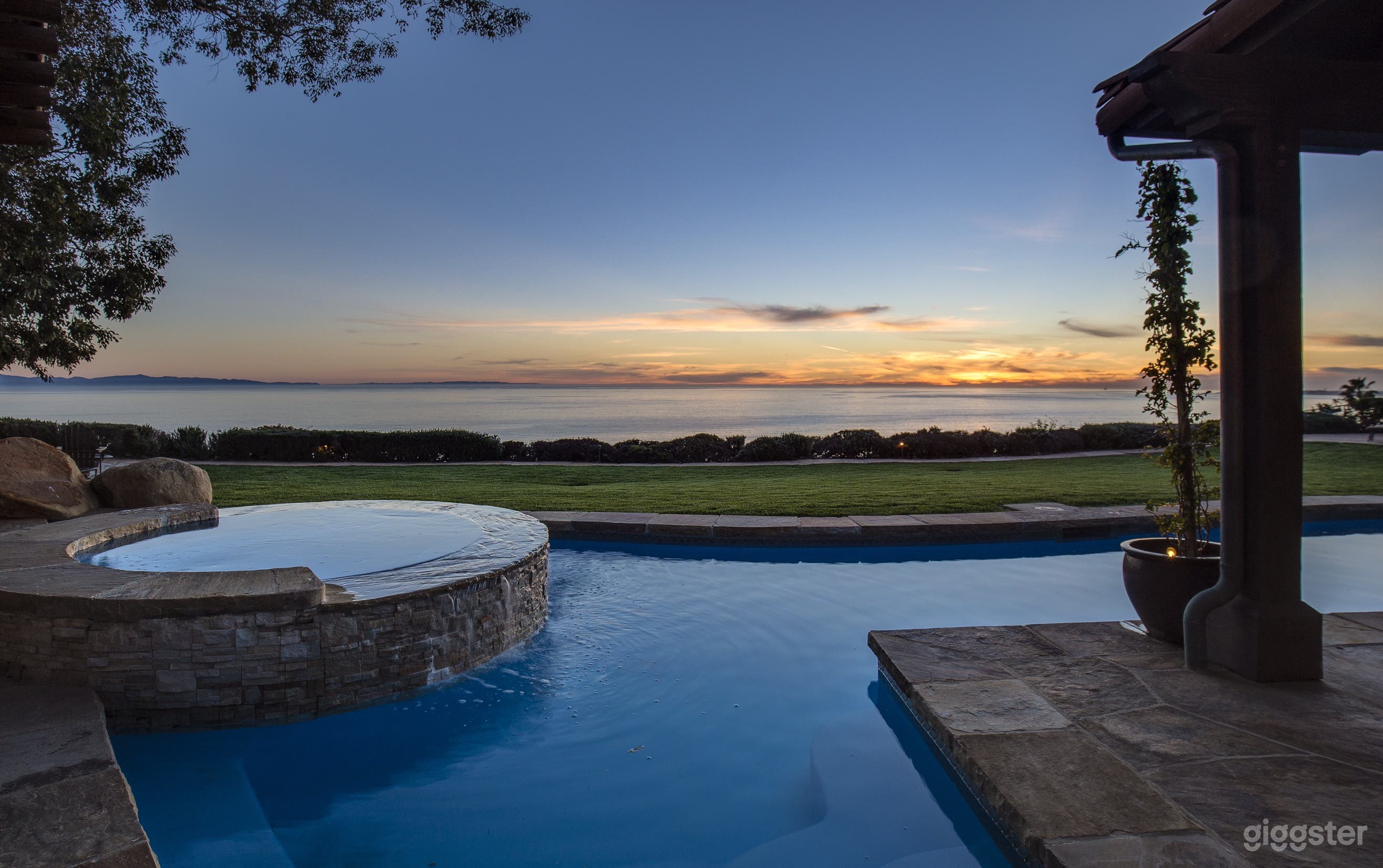 Oceanfront Estate w/ Panoramic View of Sunsets and Coastline Photo 4