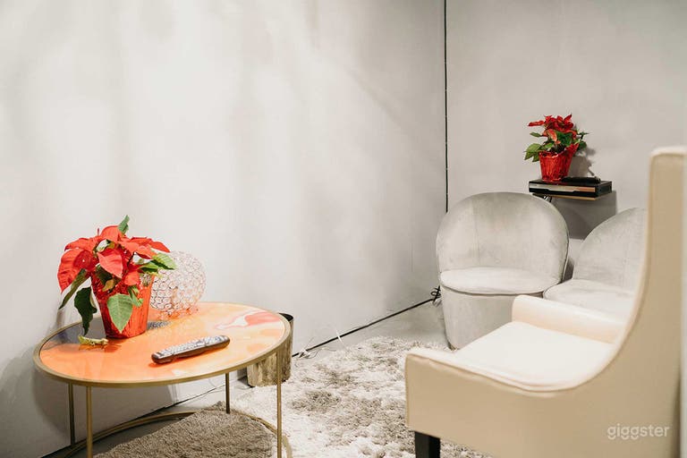  Green Room
A place for talent to relax while technical setup and technical problems are resolved. 