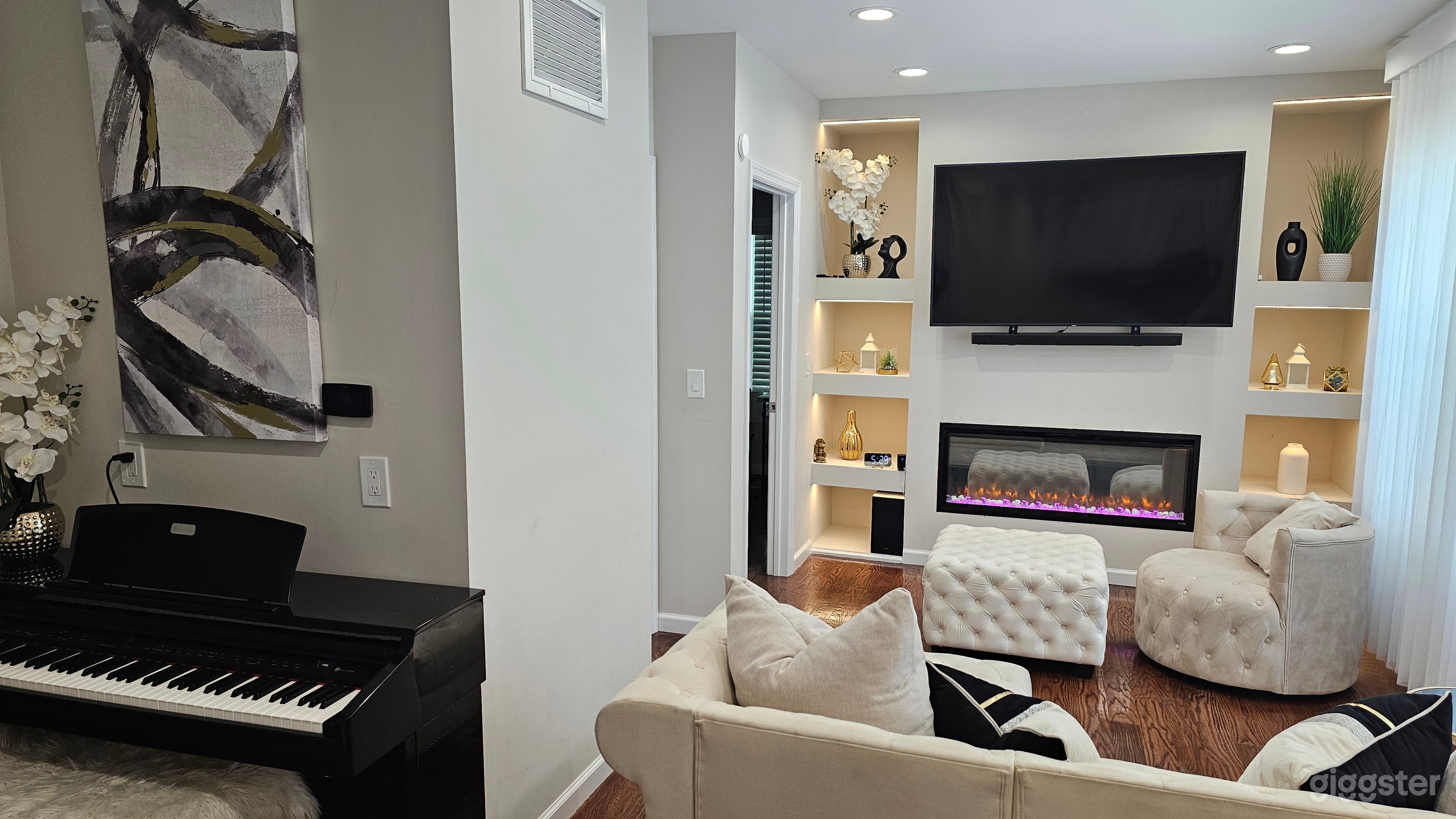 Cozy livingroom with a piano.