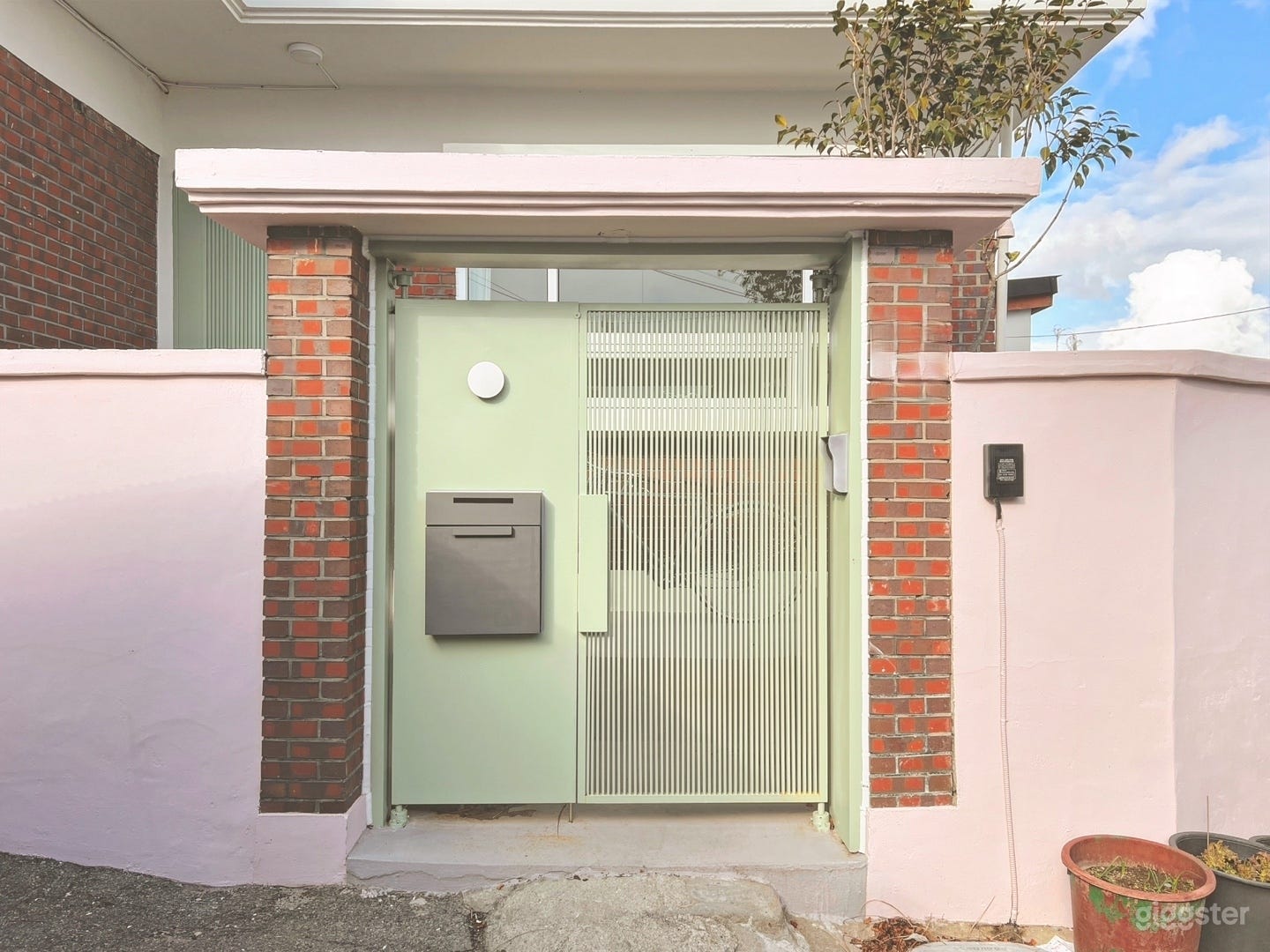 Two-story Single-Family House Photo 2