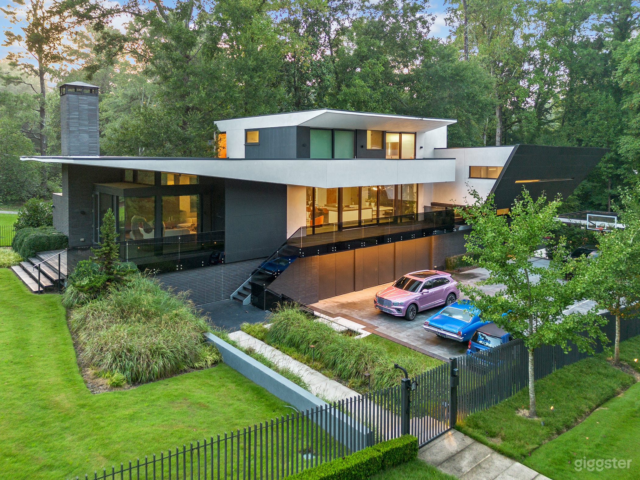 Contemporary Modern Home With A Pool Photo 2