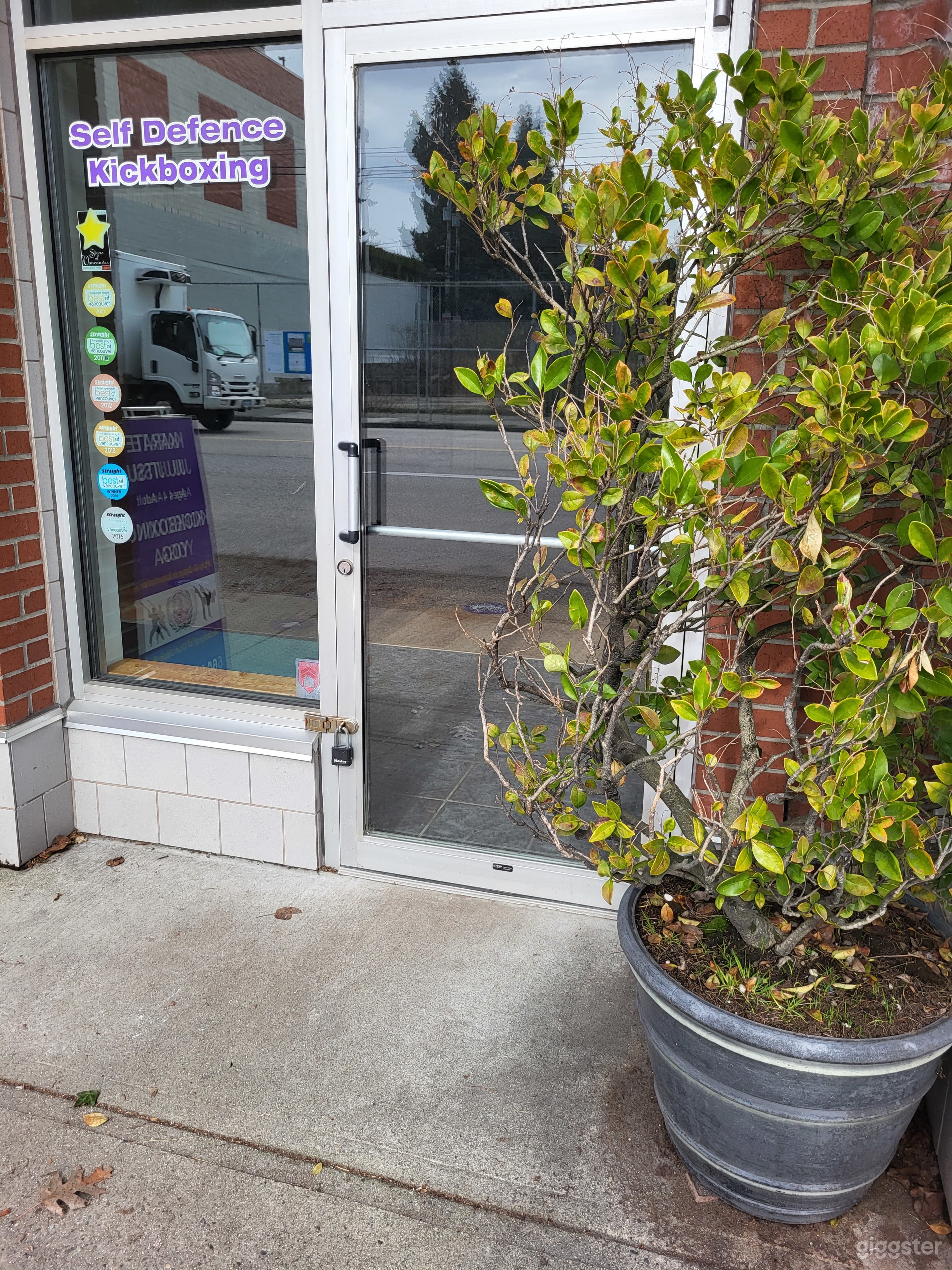 Multipurpose Storefront Studio  Photo 3