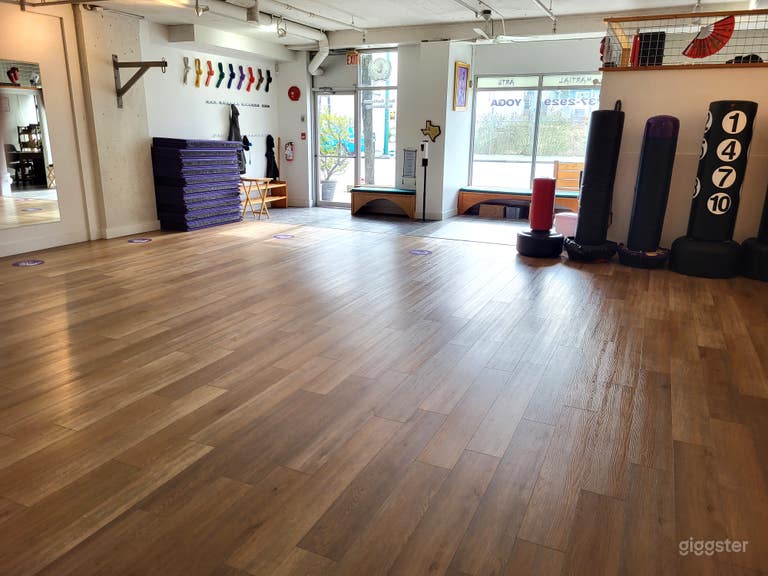  Südausrichtung zum Foyer und Straßeneingang 