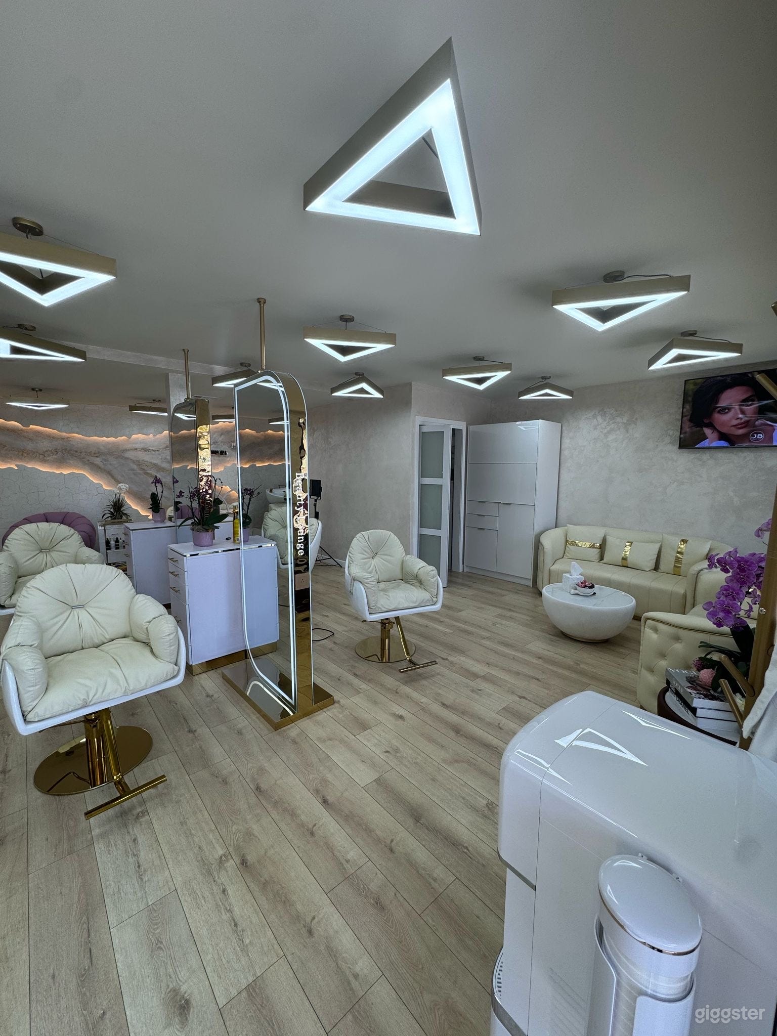 One-of-a-kind luxury hair salon Photo 2