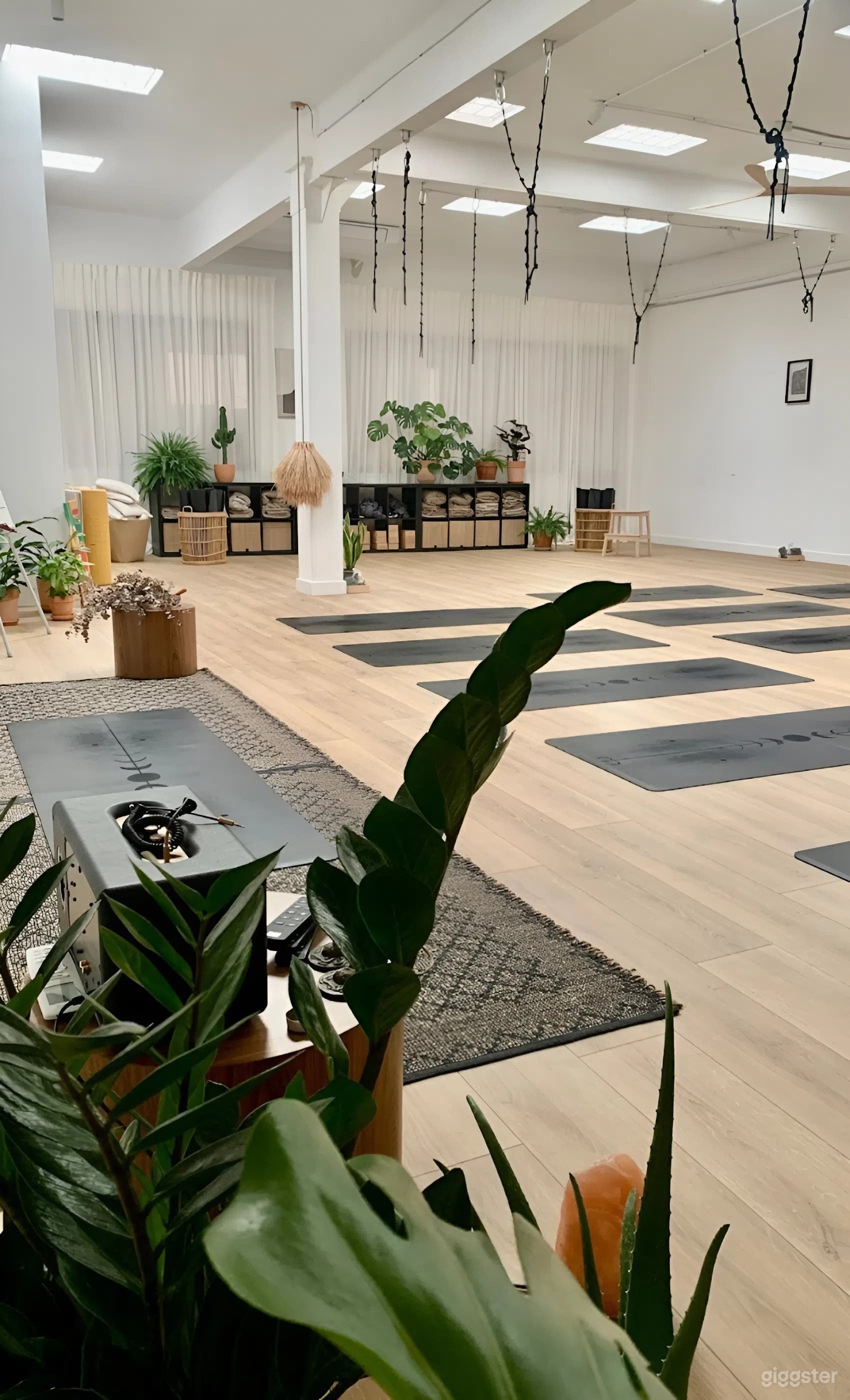Estudio pacífico de yoga y arte creativo con luz natural Foto 4