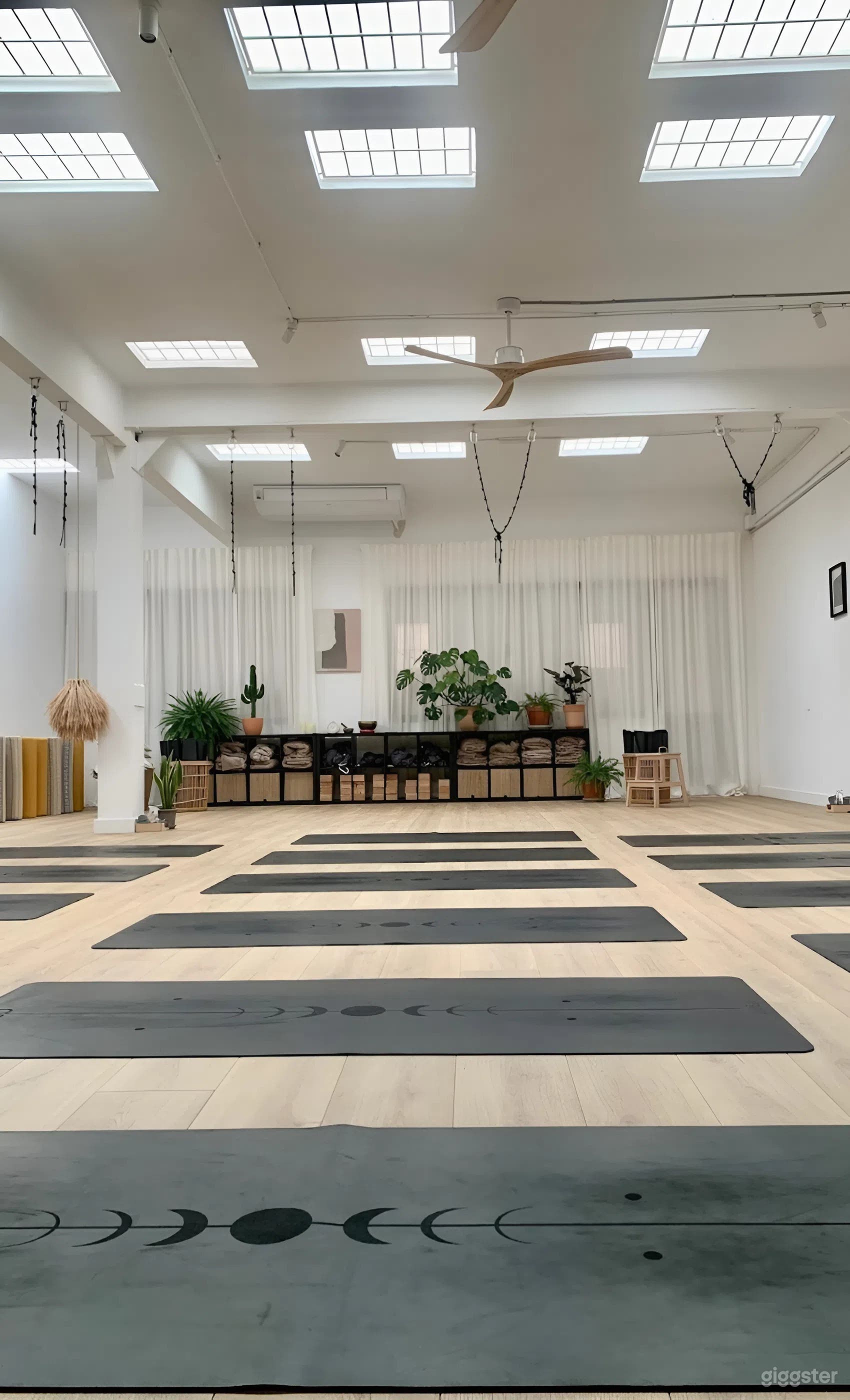 Estudio pacífico de yoga y arte creativo con luz natural Foto 3