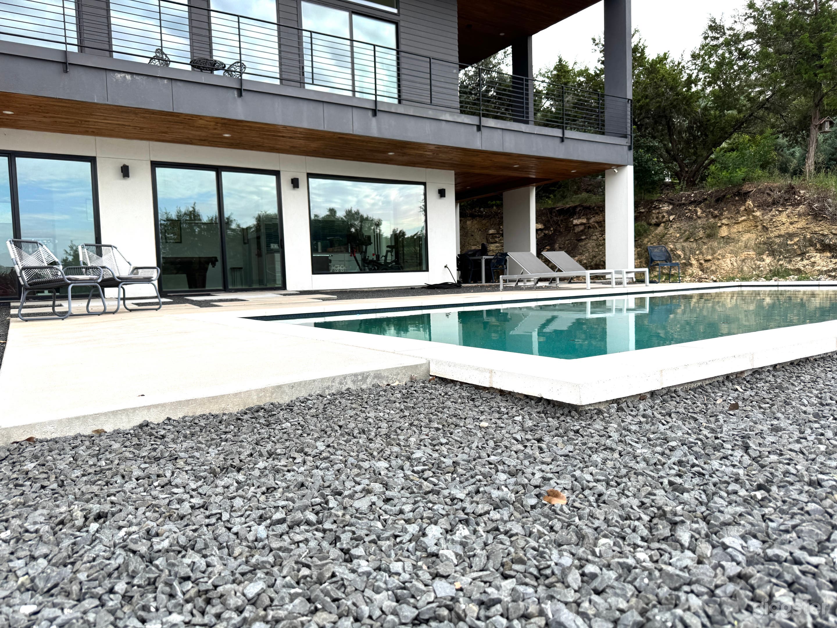 Modern Pool with Cabana Photo 4