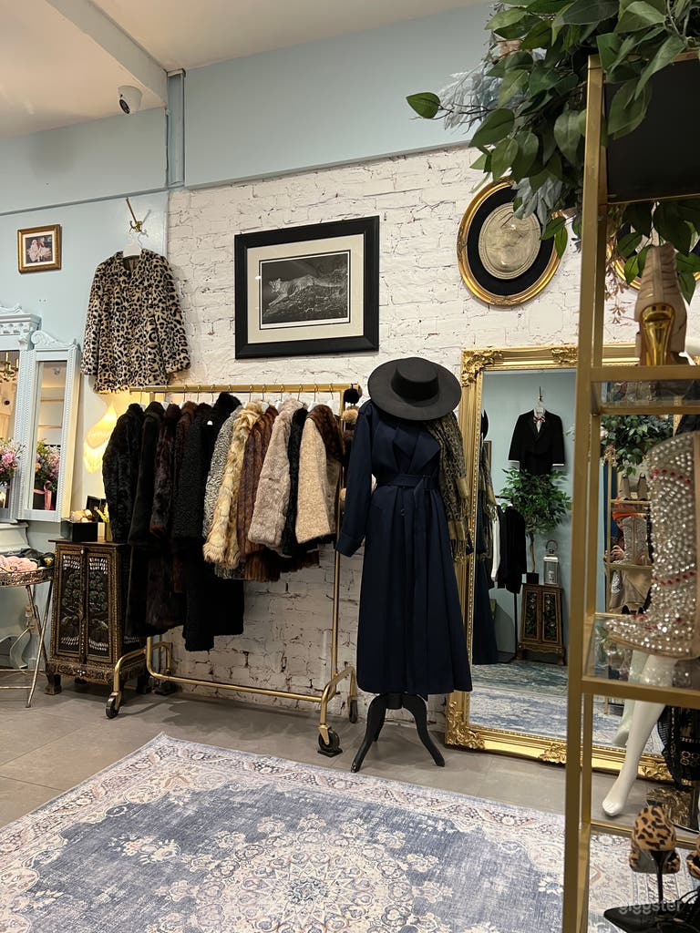  2 story 1500sqft unique regal fashion retail store 